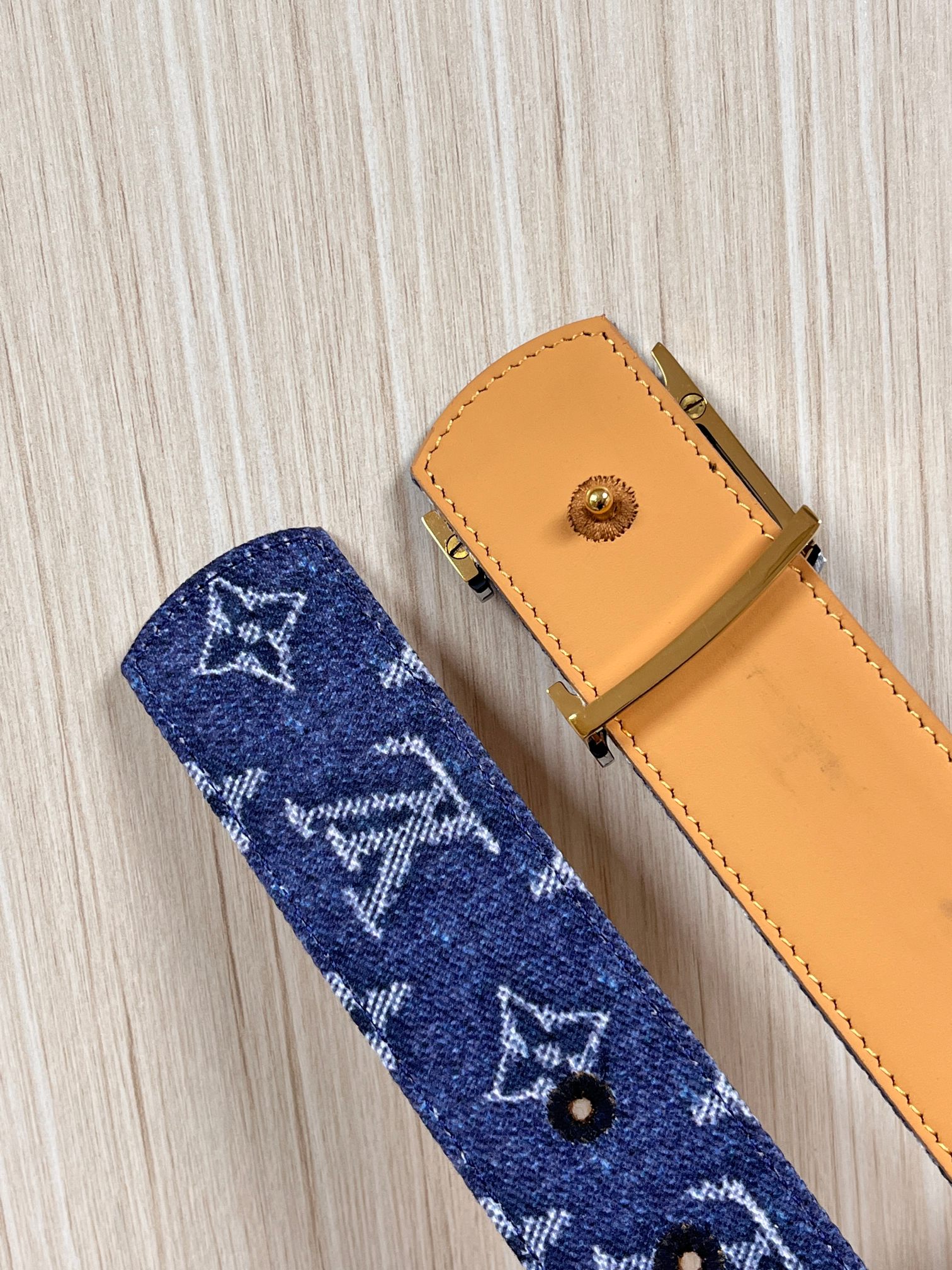 当季新款，正面：牛仔布材质，印有LV经典Monogram老花图案，并点缀彩色花卉印花，复古感拉满- 反面