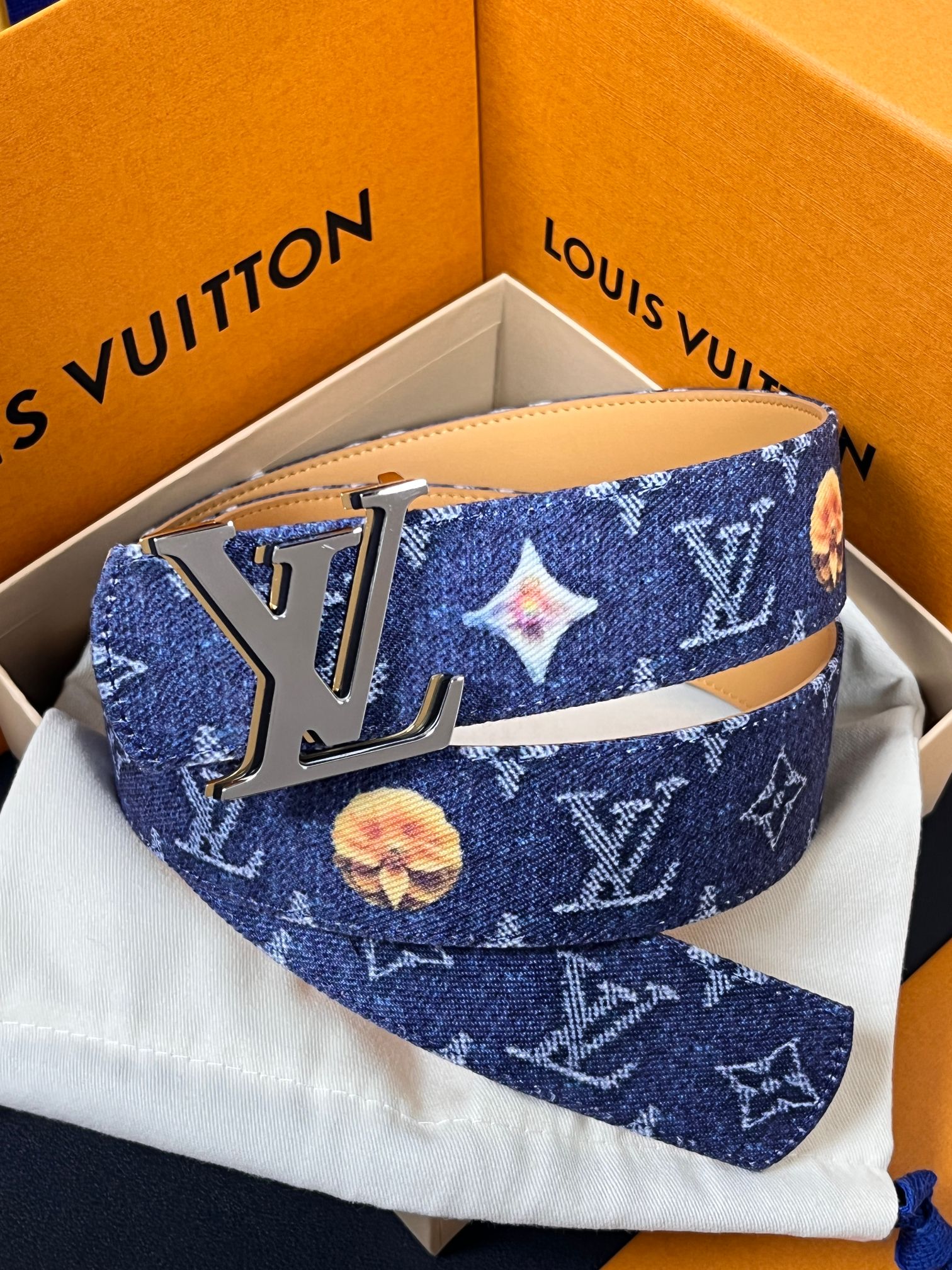 当季新款，正面：牛仔布材质，印有LV经典Monogram老花图案，并点缀彩色花卉印花，复古感拉满- 反面