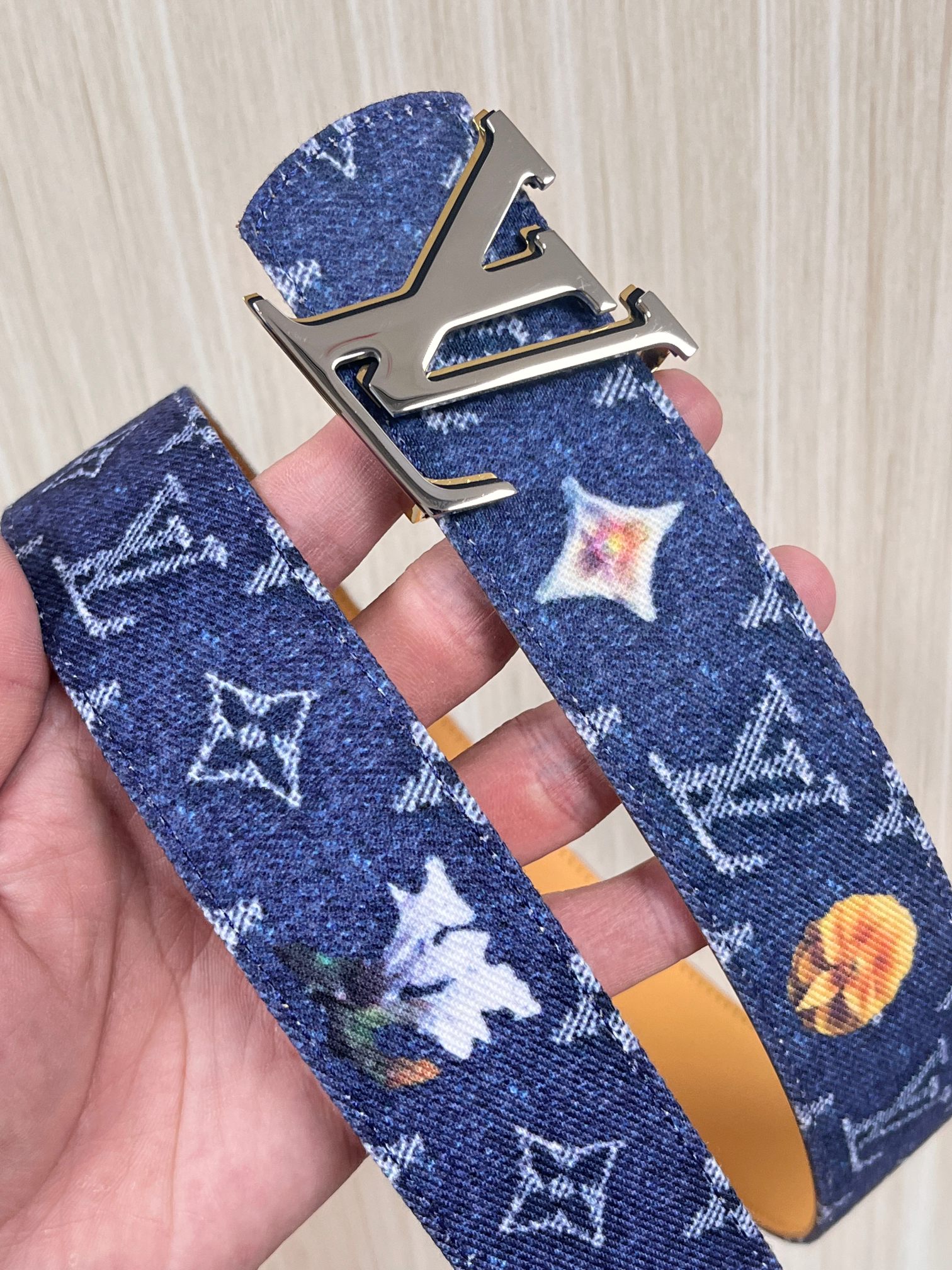 当季新款，正面：牛仔布材质，印有LV经典Monogram老花图案，并点缀彩色花卉印花，复古感拉满- 反面