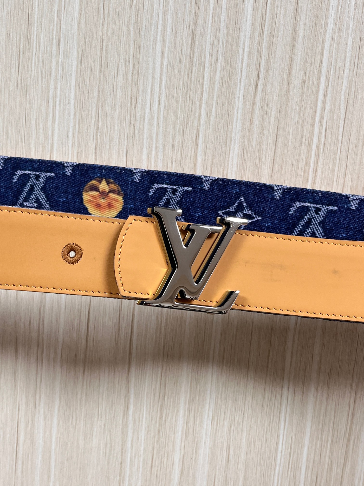 当季新款，正面：牛仔布材质，印有LV经典Monogram老花图案，并点缀彩色花卉印花，复古感拉满- 反面