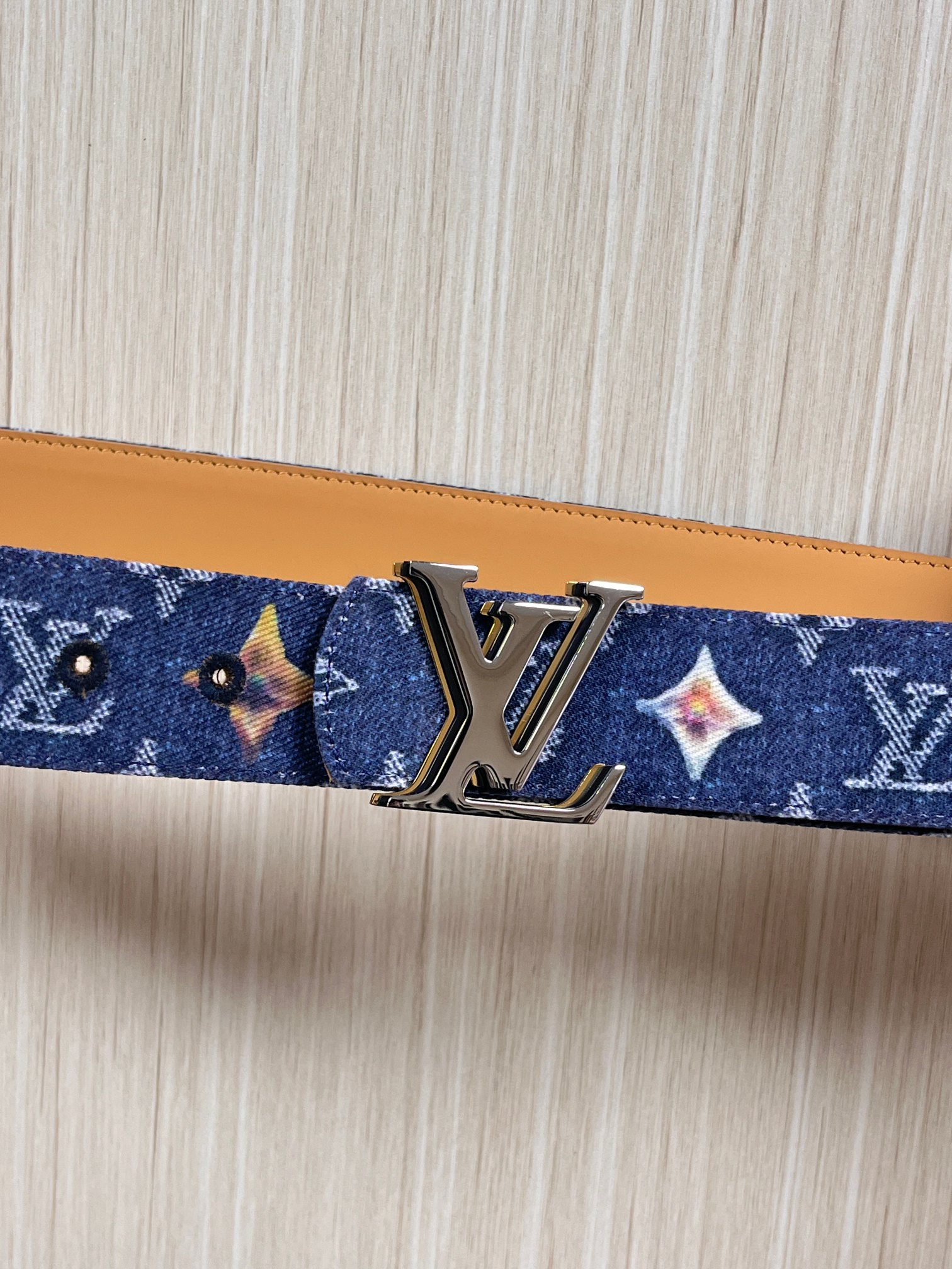 当季新款，正面：牛仔布材质，印有LV经典Monogram老花图案，并点缀彩色花卉印花，复古感拉满- 反面