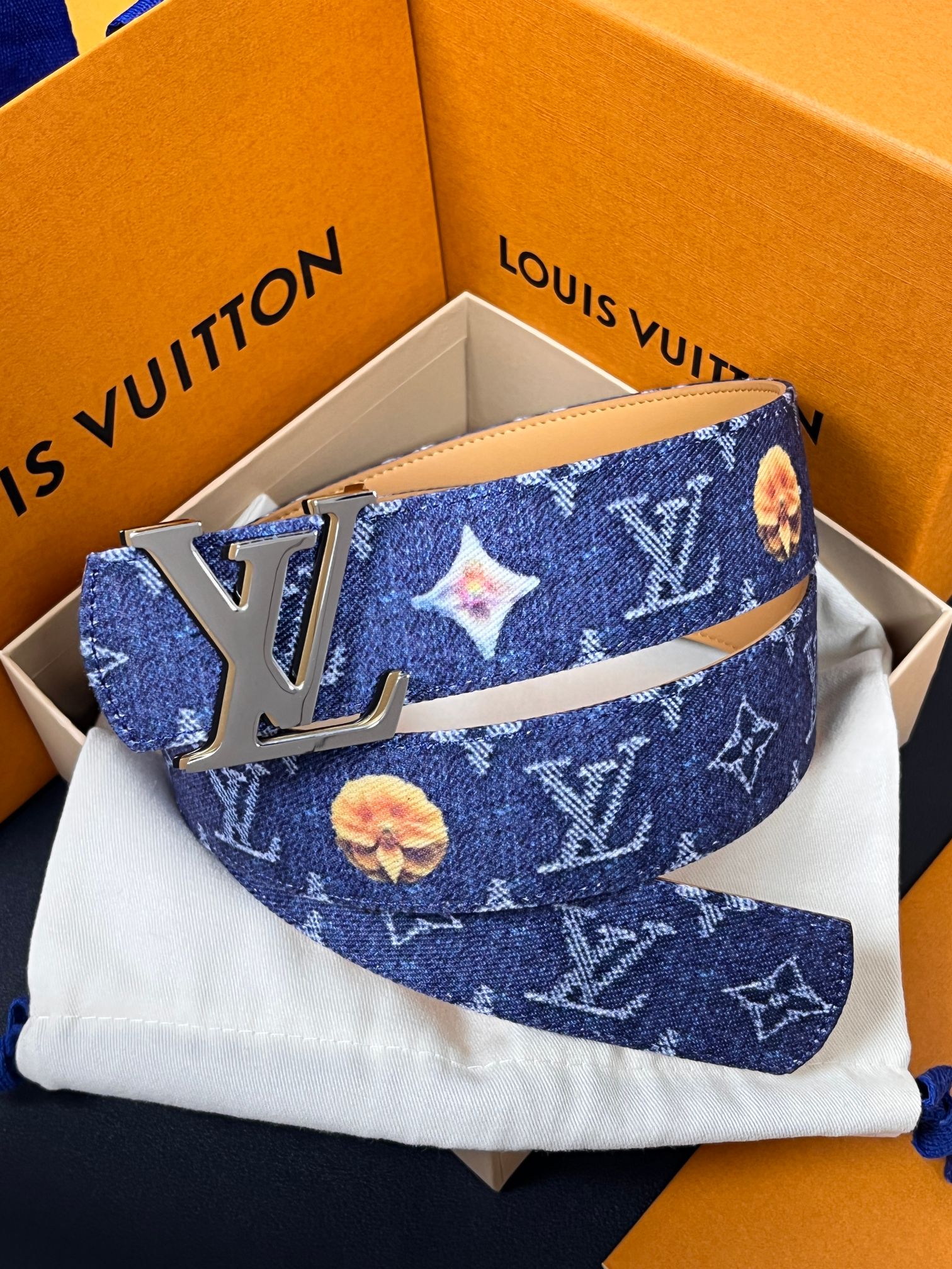 当季新款，正面：牛仔布材质，印有LV经典Monogram老花图案，并点缀彩色花卉印花，复古感拉满- 反面