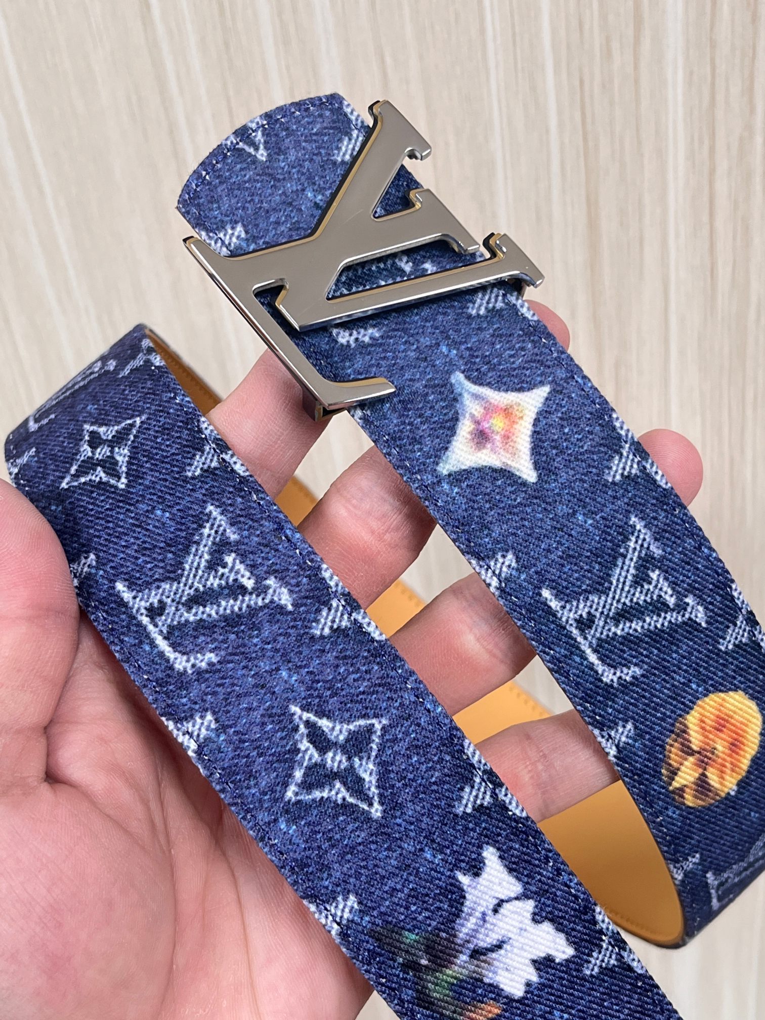 当季新款，正面：牛仔布材质，印有LV经典Monogram老花图案，并点缀彩色花卉印花，复古感拉满- 反面