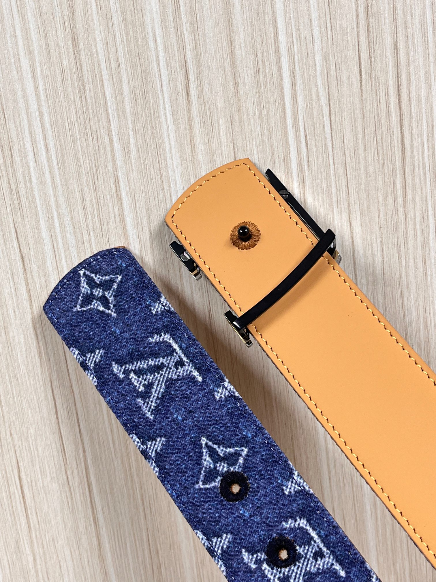 当季新款，正面：牛仔布材质，印有LV经典Monogram老花图案，并点缀彩色花卉印花，复古感拉满- 反面