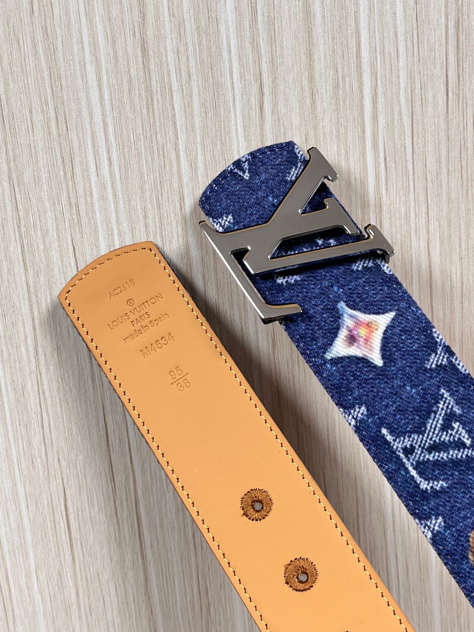 当季新款，正面：牛仔布材质，印有LV经典Monogram老花图案，并点缀彩色花卉印花，复古感拉满- 反面