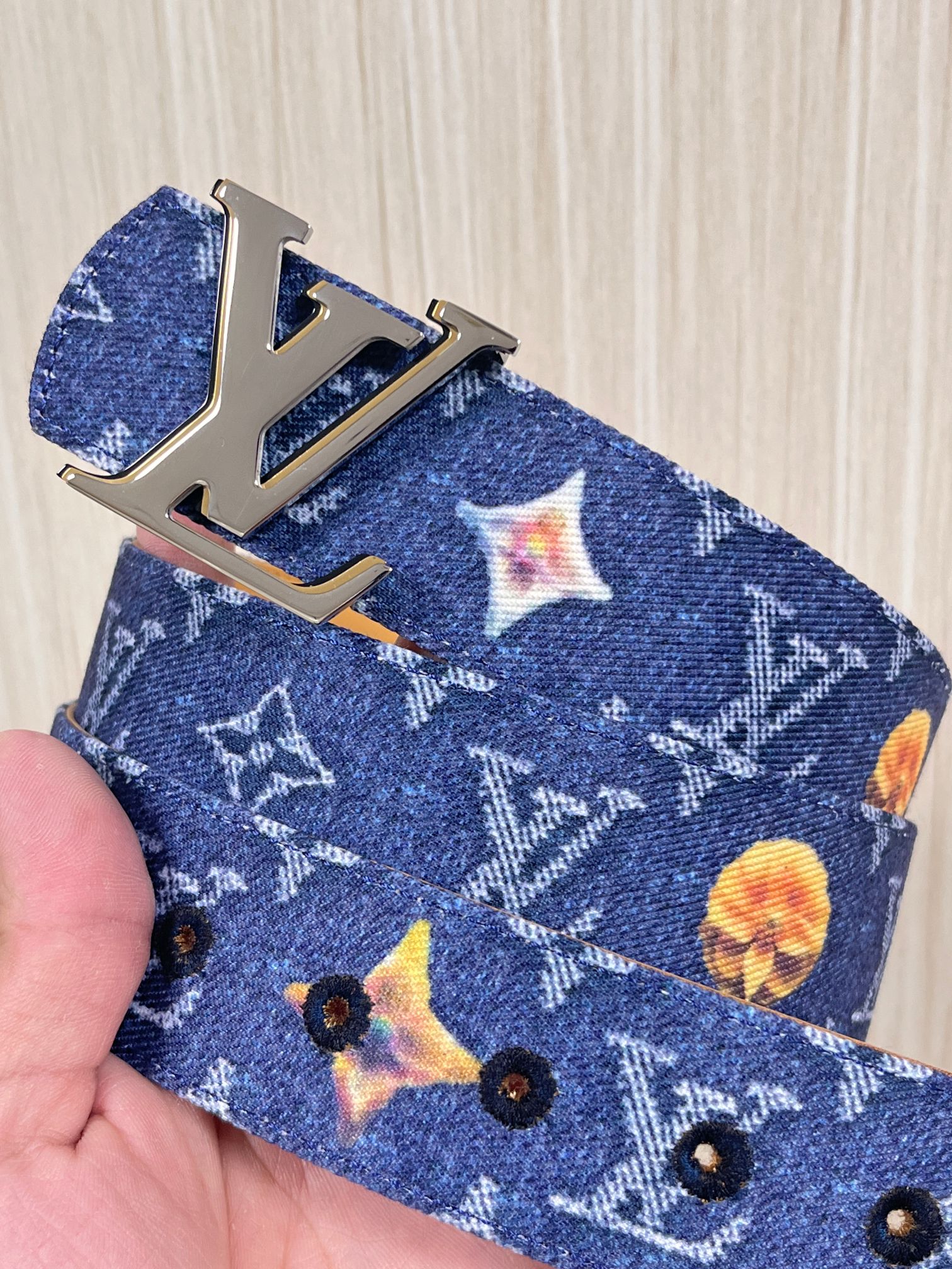 当季新款，正面：牛仔布材质，印有LV经典Monogram老花图案，并点缀彩色花卉印花，复古感拉满- 反面