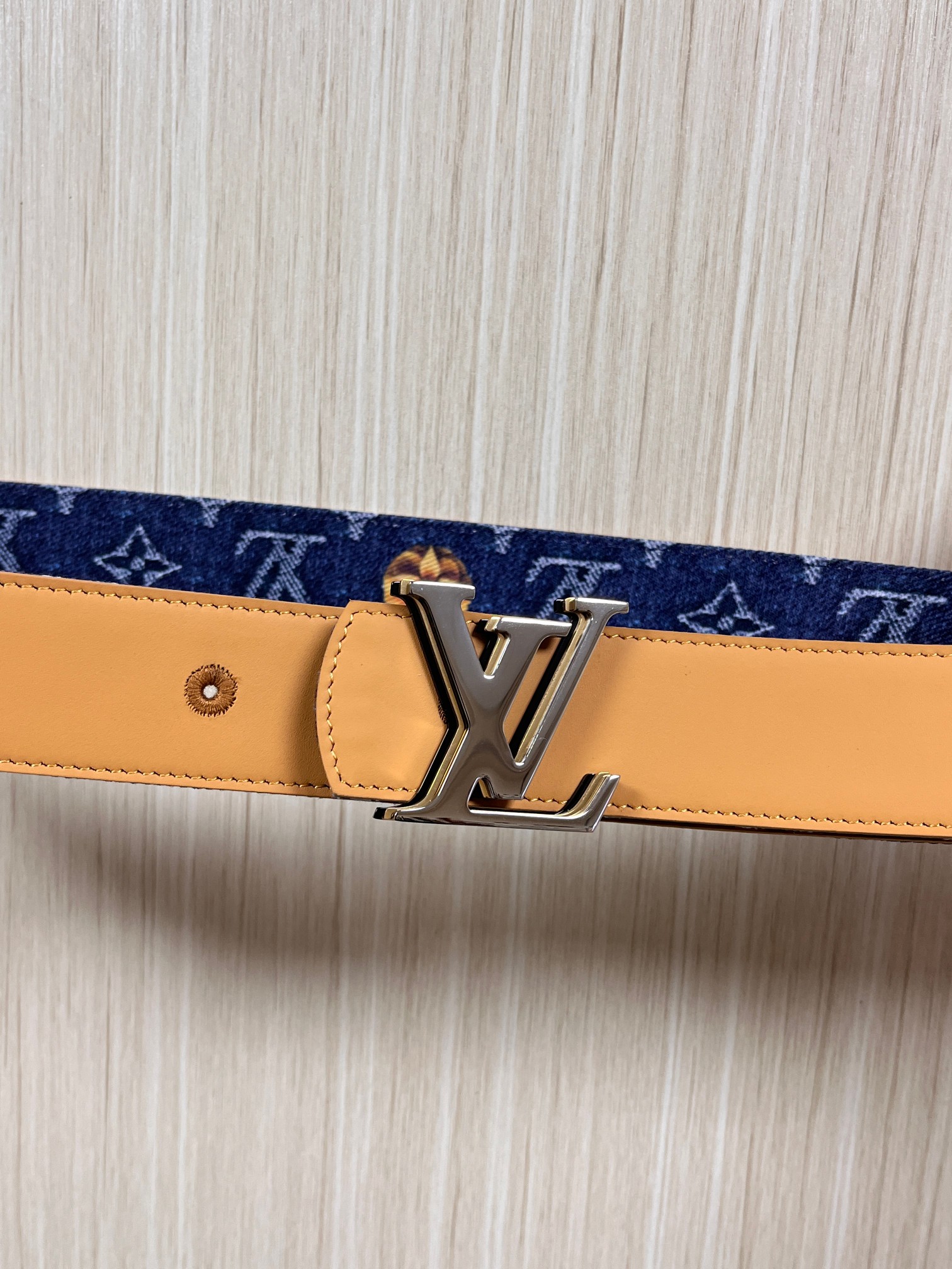 当季新款，正面：牛仔布材质，印有LV经典Monogram老花图案，并点缀彩色花卉印花，复古感拉满- 反面