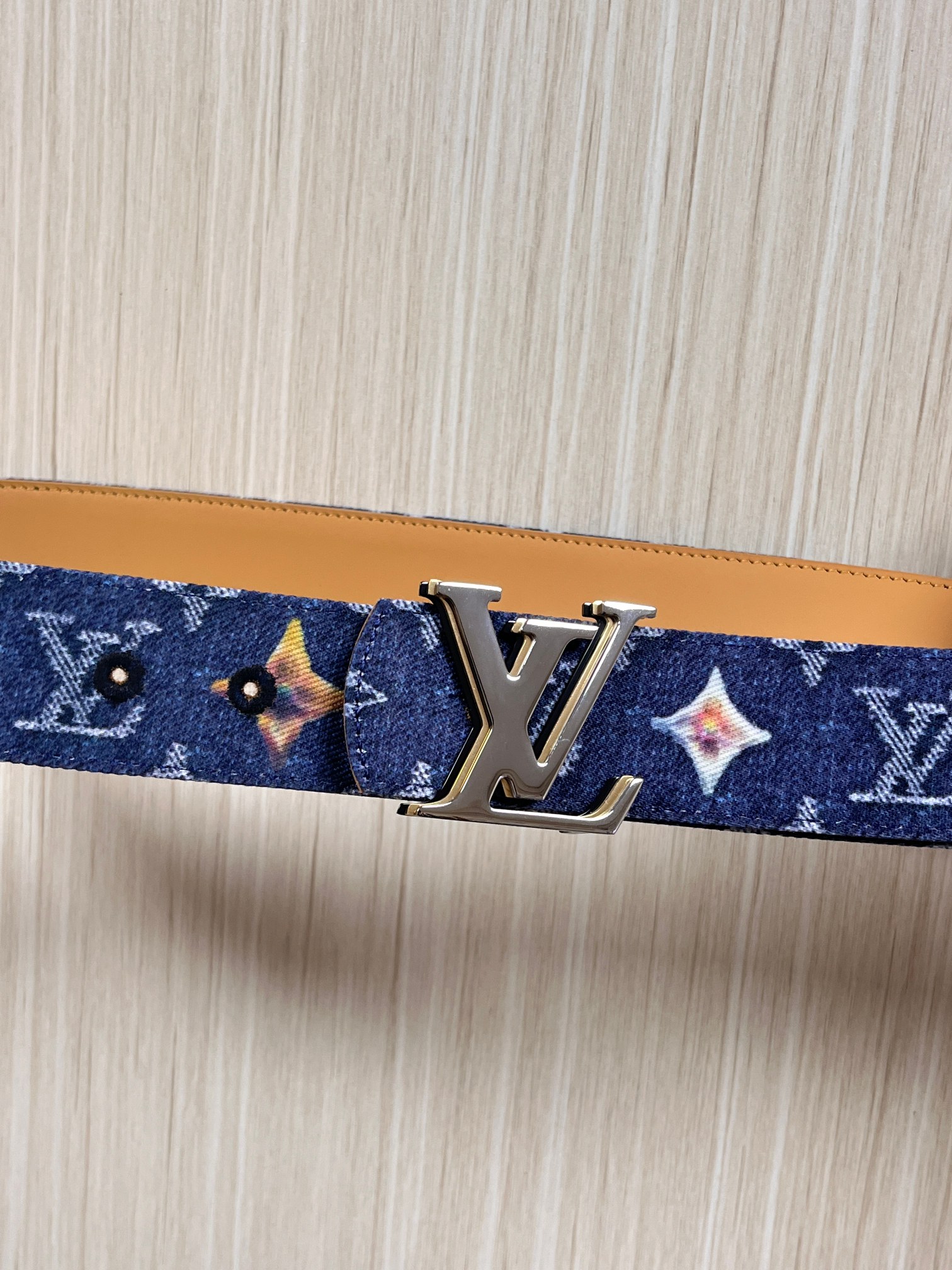 当季新款，正面：牛仔布材质，印有LV经典Monogram老花图案，并点缀彩色花卉印花，复古感拉满- 反面