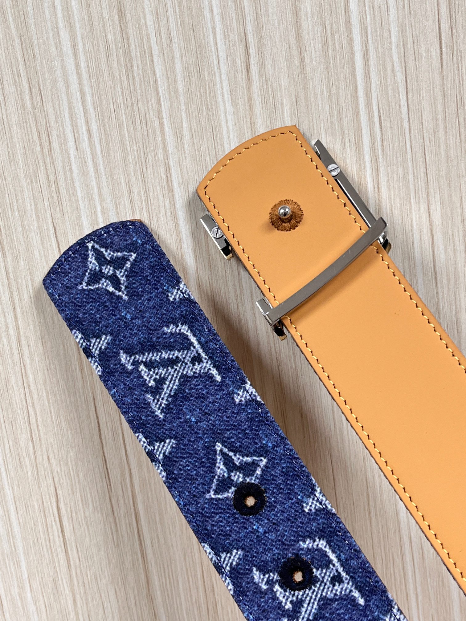 当季新款，正面：牛仔布材质，印有LV经典Monogram老花图案，并点缀彩色花卉印花，复古感拉满- 反面