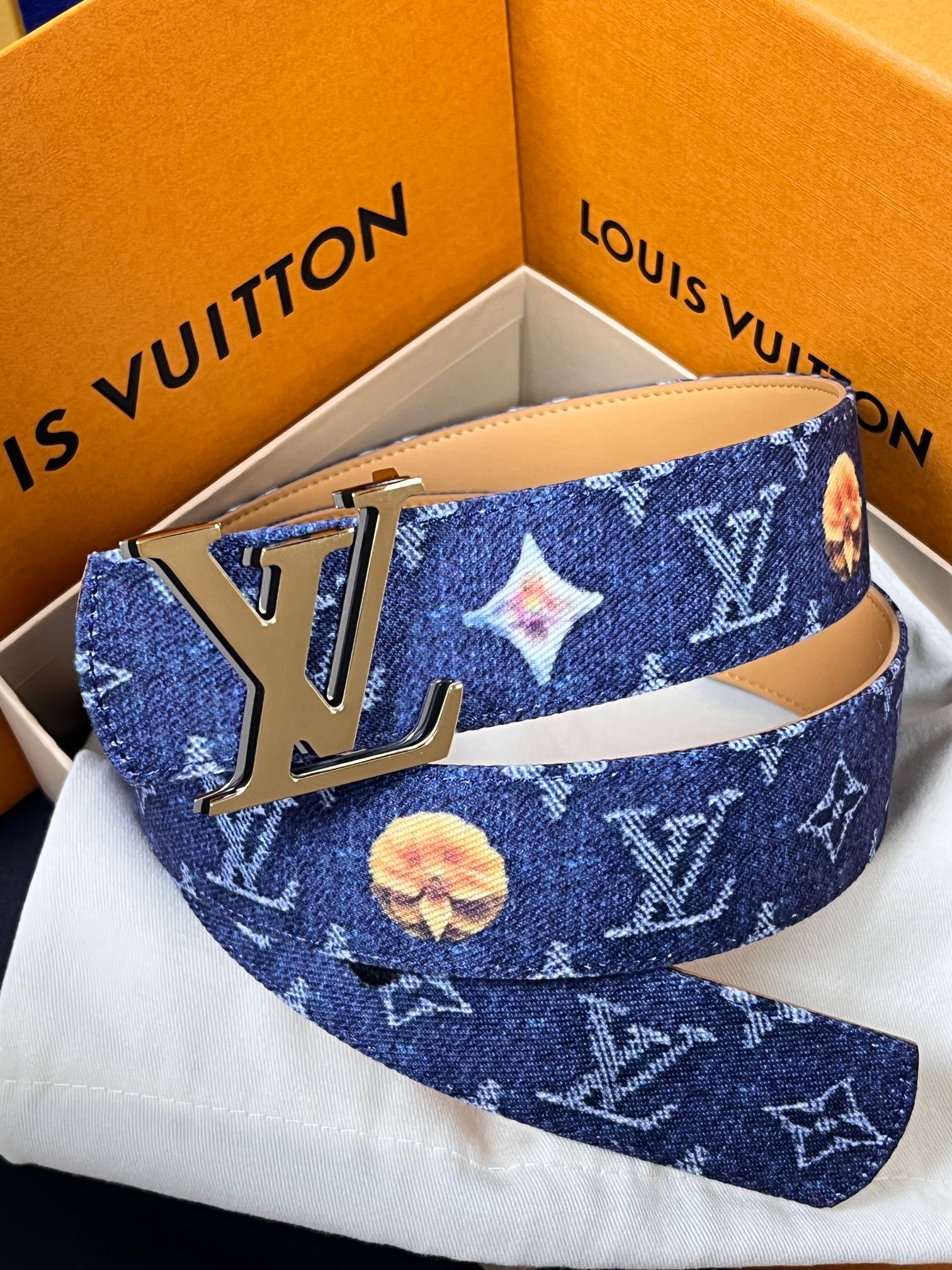 当季新款，正面：牛仔布材质，印有LV经典Monogram老花图案，并点缀彩色花卉印花，复古感拉满- 反面