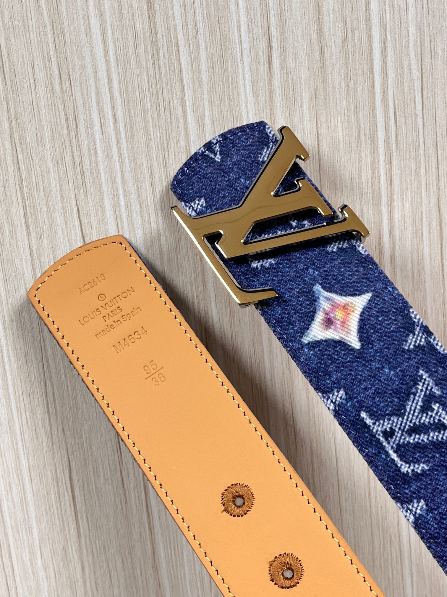 当季新款，正面：牛仔布材质，印有LV经典Monogram老花图案，并点缀彩色花卉印花，复古感拉满- 反面