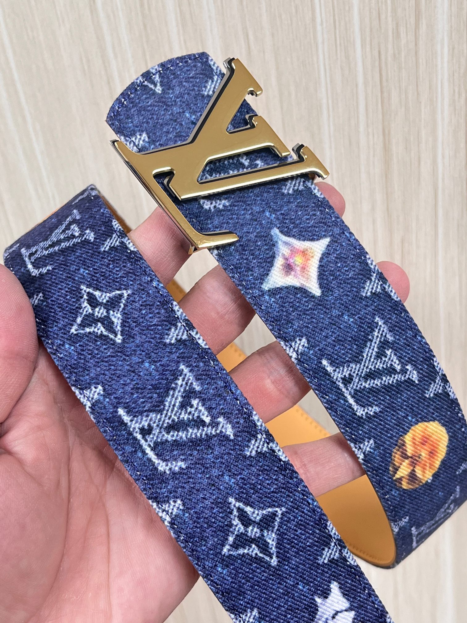 当季新款，正面：牛仔布材质，印有LV经典Monogram老花图案，并点缀彩色花卉印花，复古感拉满- 反面