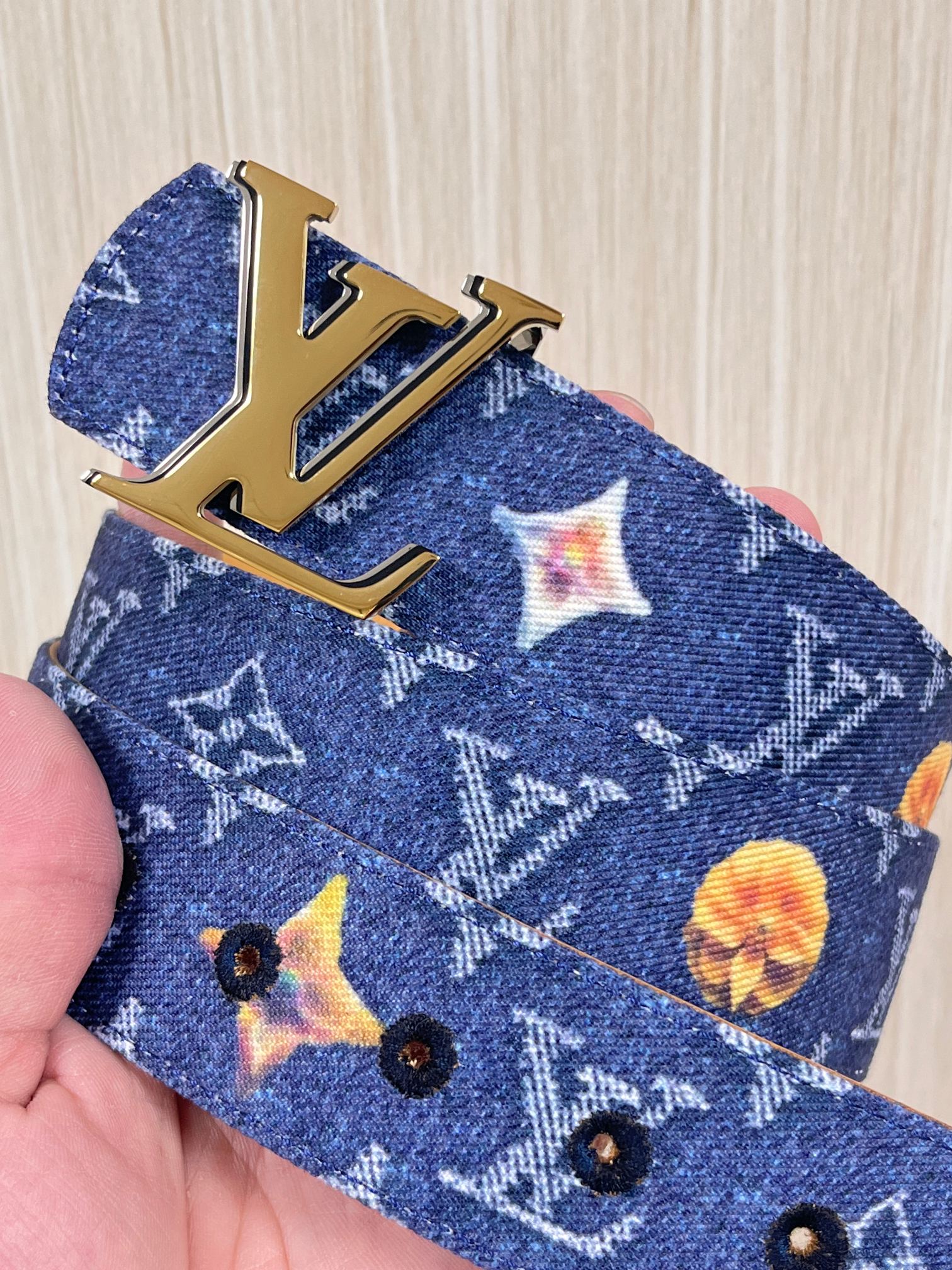 当季新款，正面：牛仔布材质，印有LV经典Monogram老花图案，并点缀彩色花卉印花，复古感拉满- 反面