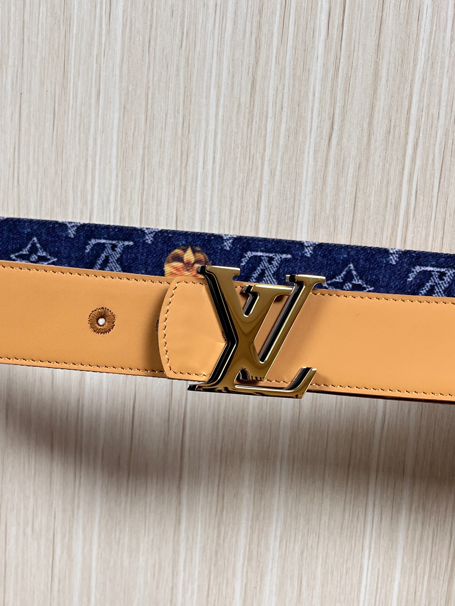 当季新款，正面：牛仔布材质，印有LV经典Monogram老花图案，并点缀彩色花卉印花，复古感拉满- 反面