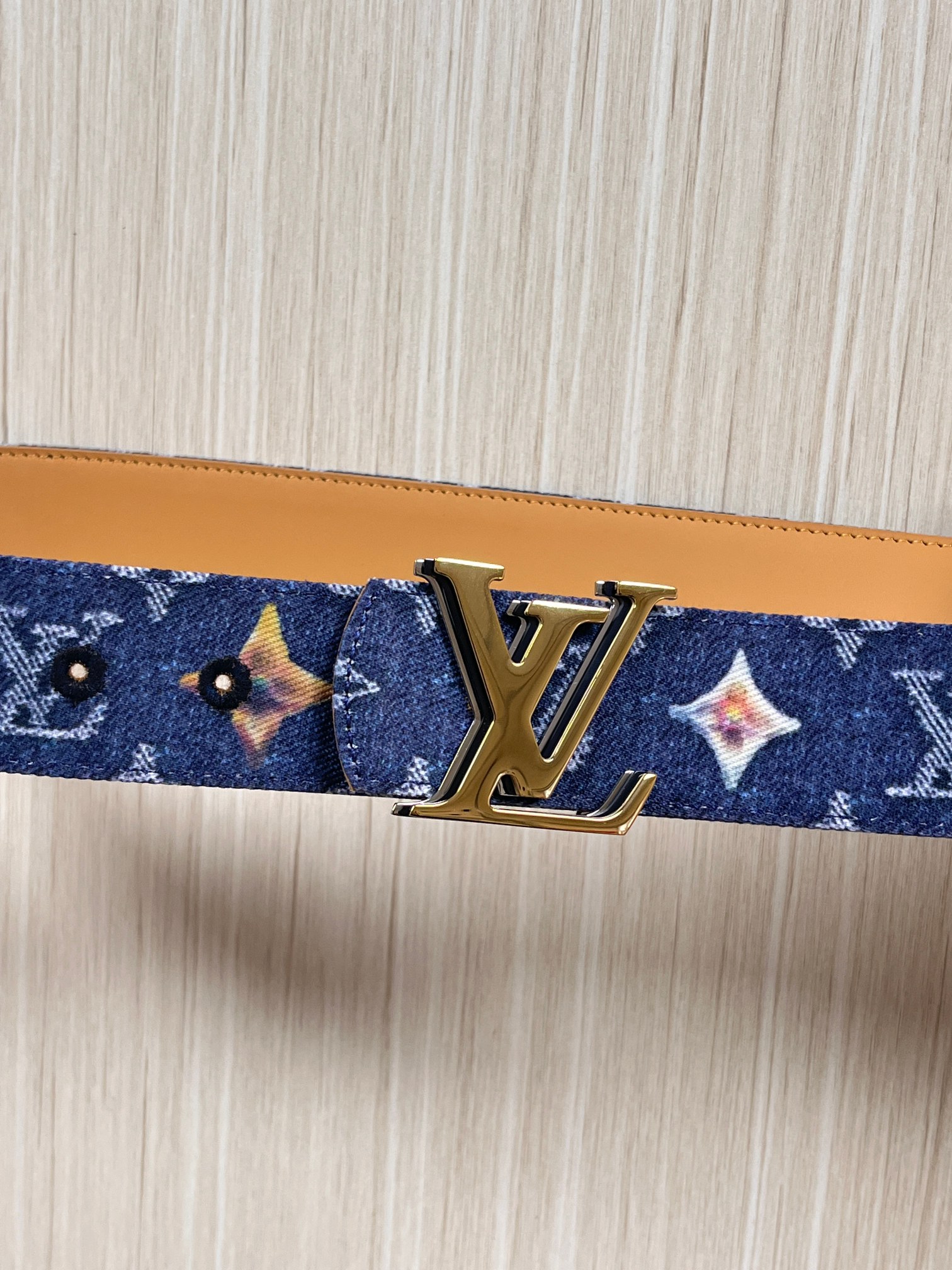 当季新款，正面：牛仔布材质，印有LV经典Monogram老花图案，并点缀彩色花卉印花，复古感拉满- 反面