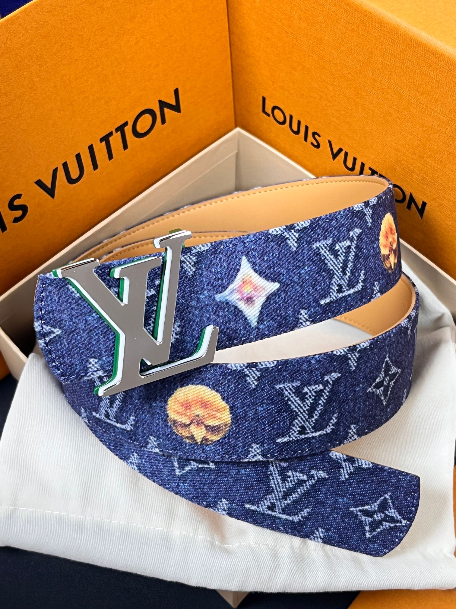 当季新款，正面：牛仔布材质，印有LV经典Monogram老花图案，并点缀彩色花卉印花，复古感拉满- 反面