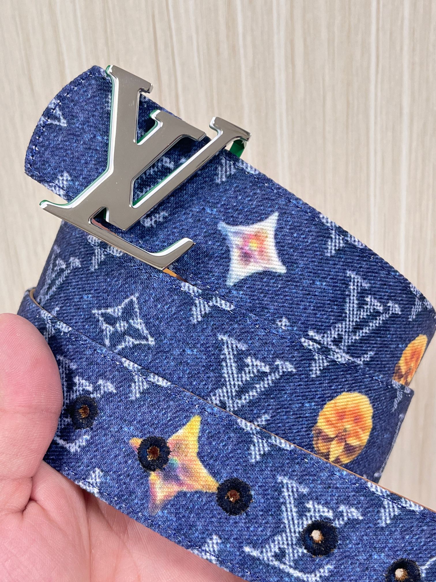 当季新款，正面：牛仔布材质，印有LV经典Monogram老花图案，并点缀彩色花卉印花，复古感拉满- 反面