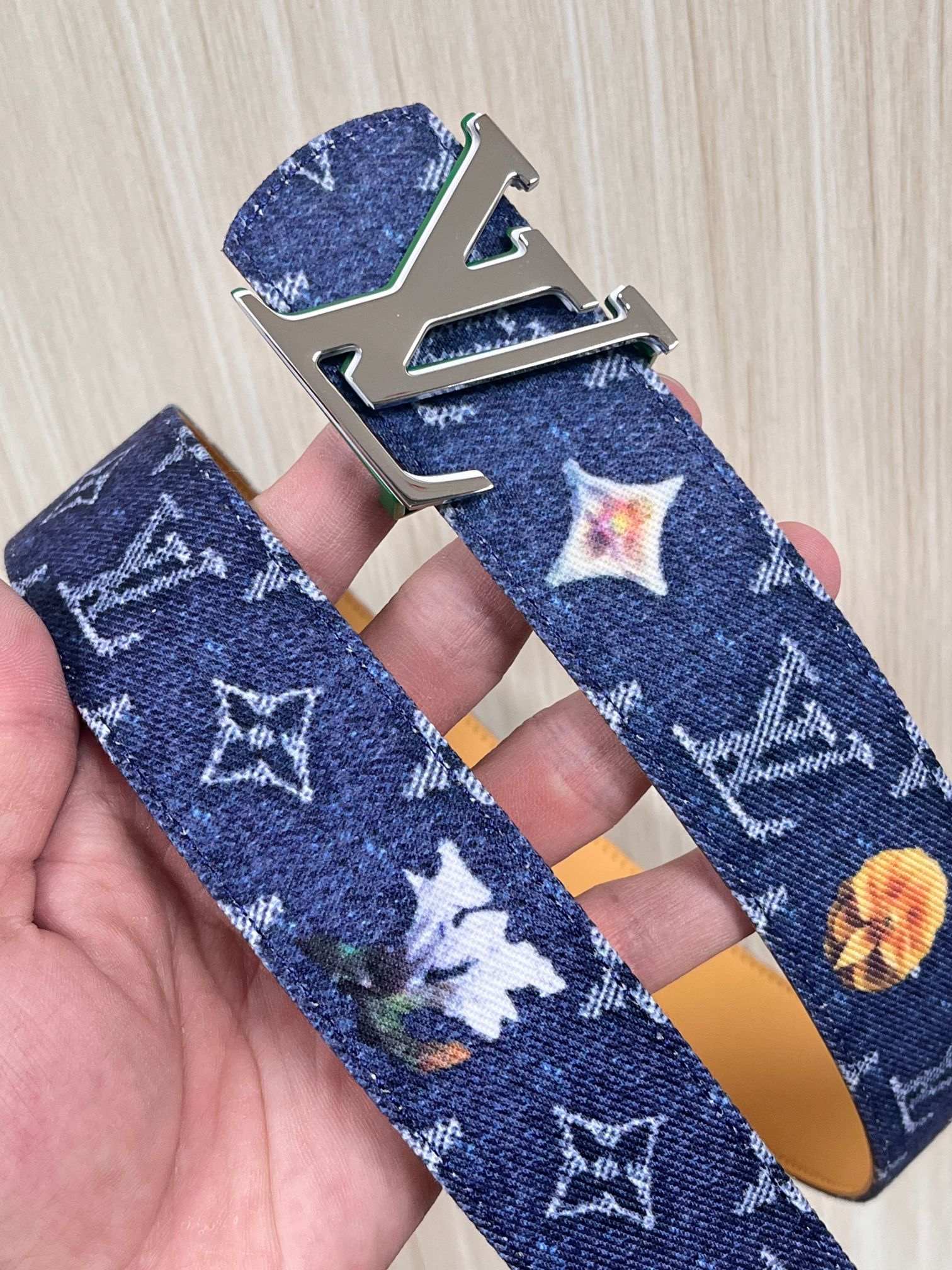 当季新款，正面：牛仔布材质，印有LV经典Monogram老花图案，并点缀彩色花卉印花，复古感拉满- 反面