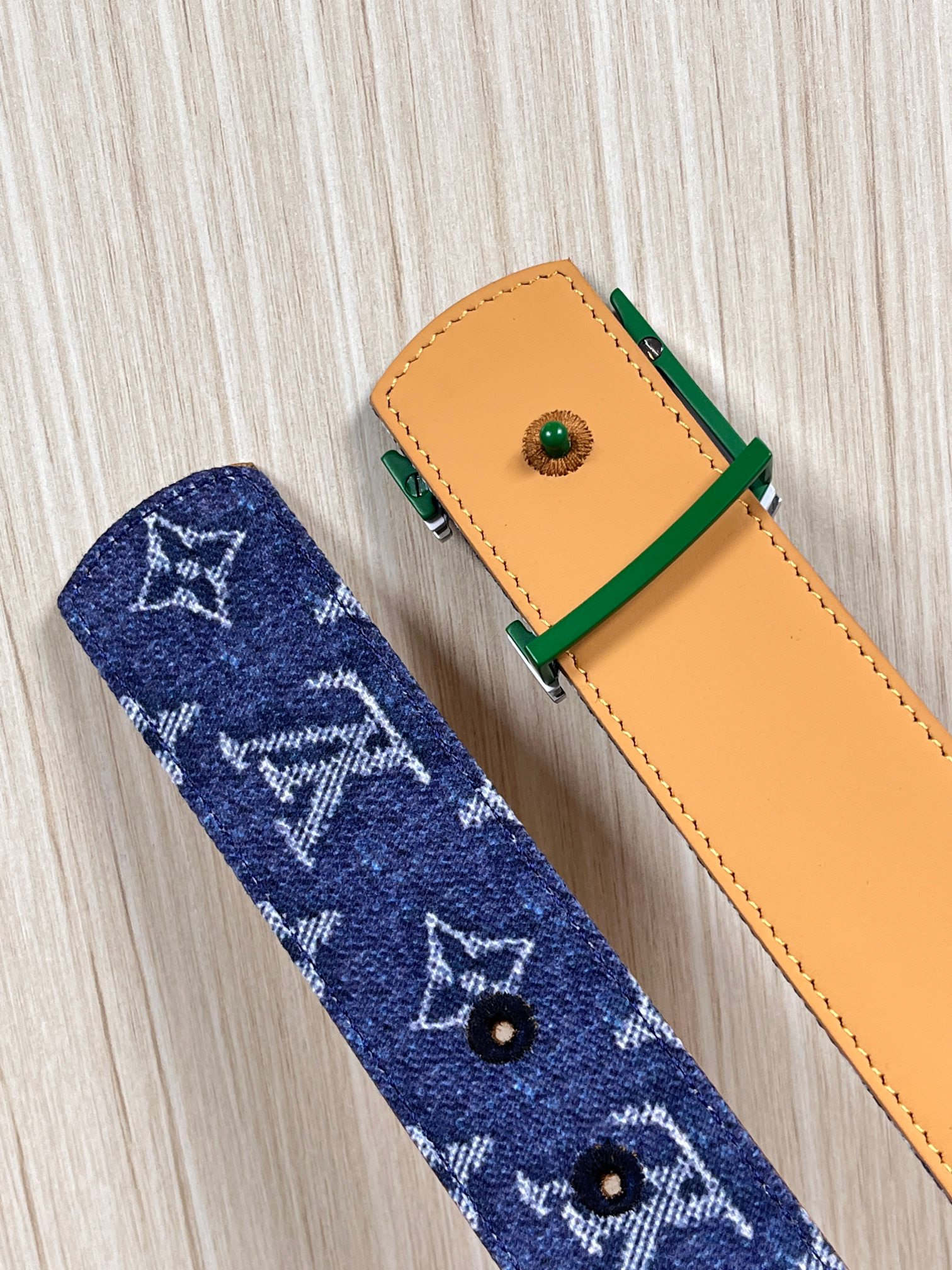 当季新款，正面：牛仔布材质，印有LV经典Monogram老花图案，并点缀彩色花卉印花，复古感拉满- 反面