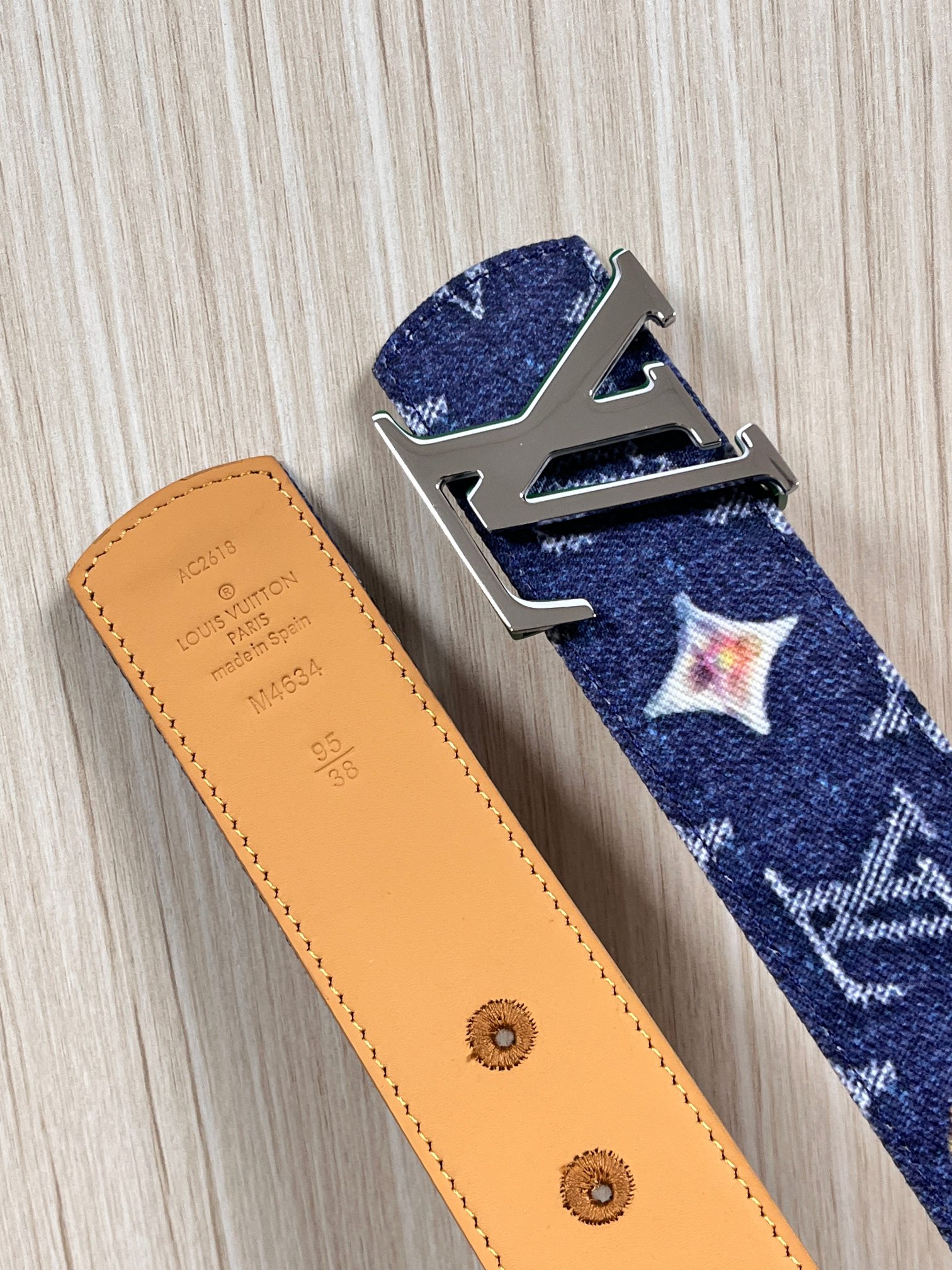 当季新款，正面：牛仔布材质，印有LV经典Monogram老花图案，并点缀彩色花卉印花，复古感拉满- 反面