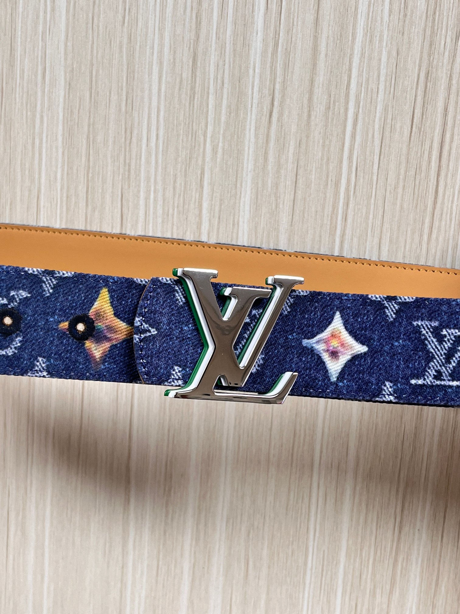 当季新款，正面：牛仔布材质，印有LV经典Monogram老花图案，并点缀彩色花卉印花，复古感拉满- 反面