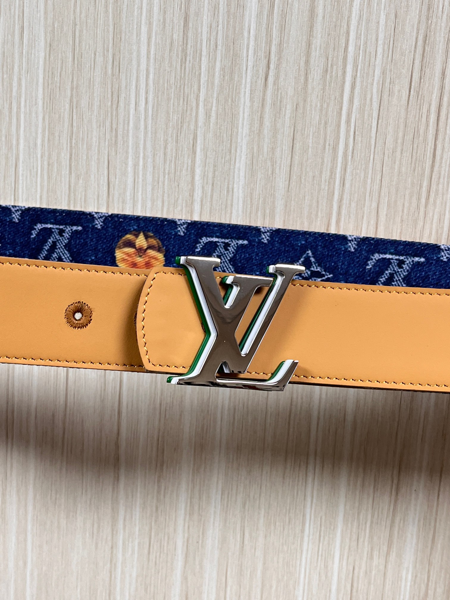 当季新款，正面：牛仔布材质，印有LV经典Monogram老花图案，并点缀彩色花卉印花，复古感拉满- 反面