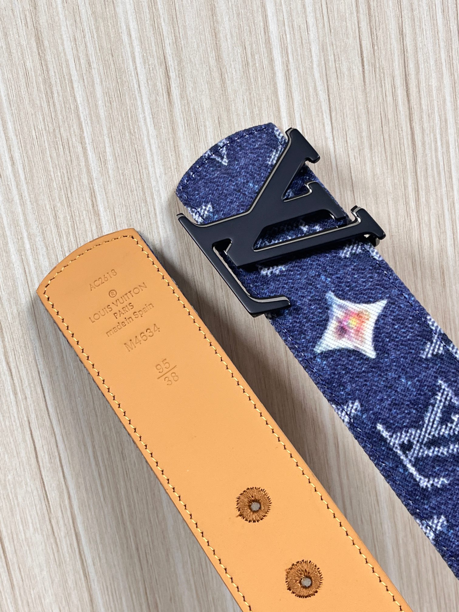 当季新款，正面：牛仔布材质，印有LV经典Monogram老花图案，并点缀彩色花卉印花，复古感拉满- 反面