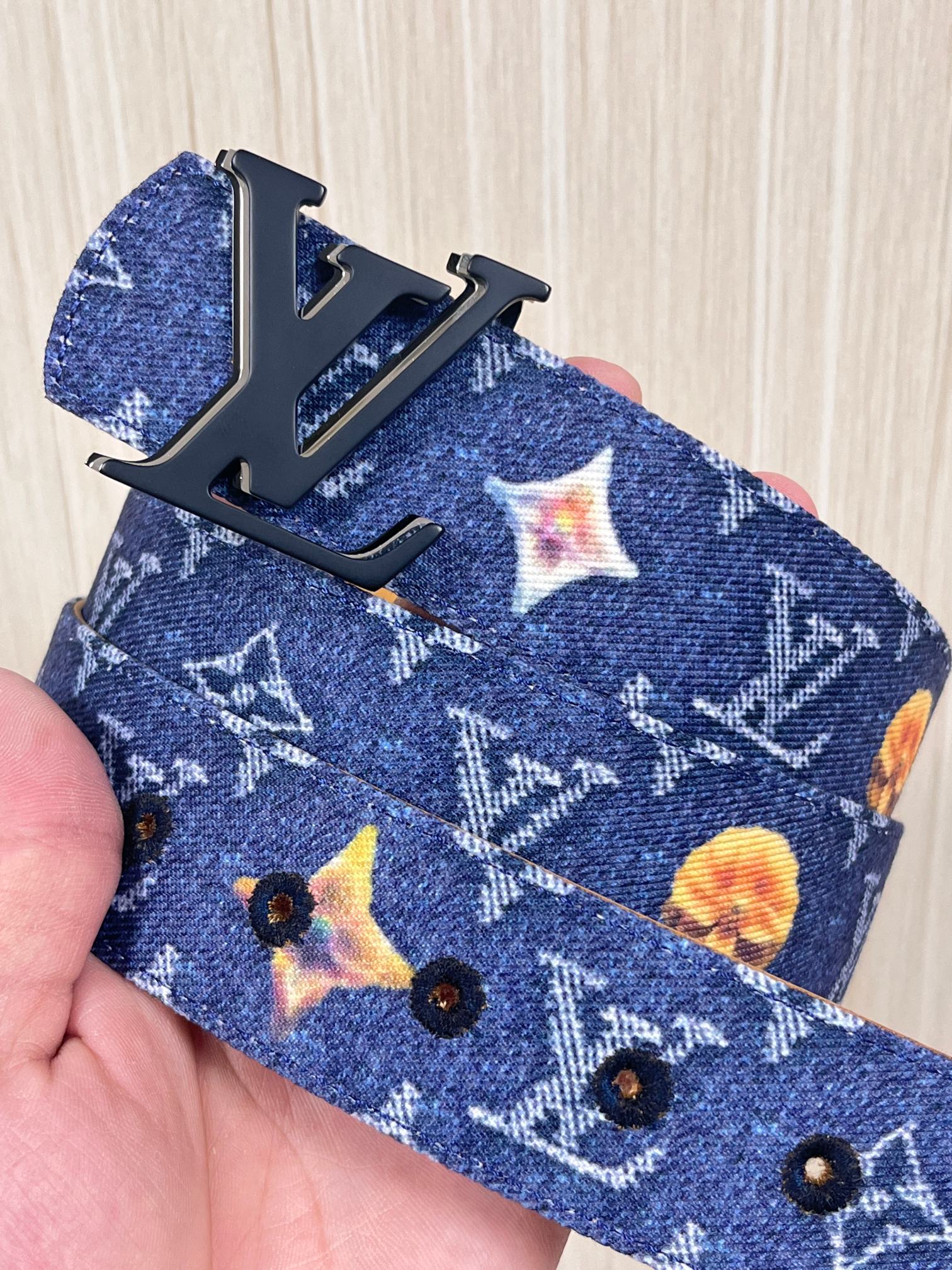 当季新款，正面：牛仔布材质，印有LV经典Monogram老花图案，并点缀彩色花卉印花，复古感拉满- 反面