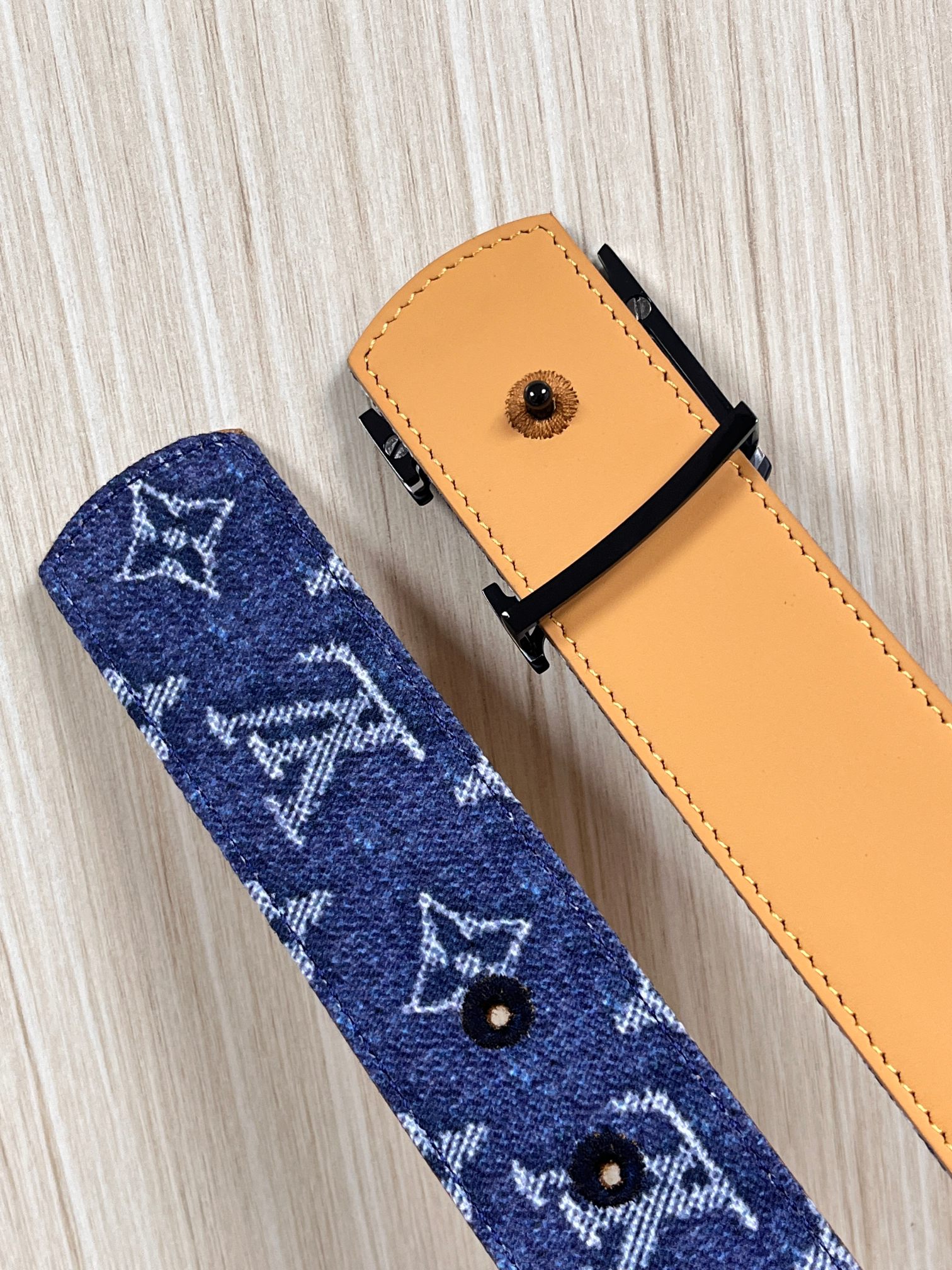 当季新款，正面：牛仔布材质，印有LV经典Monogram老花图案，并点缀彩色花卉印花，复古感拉满- 反面