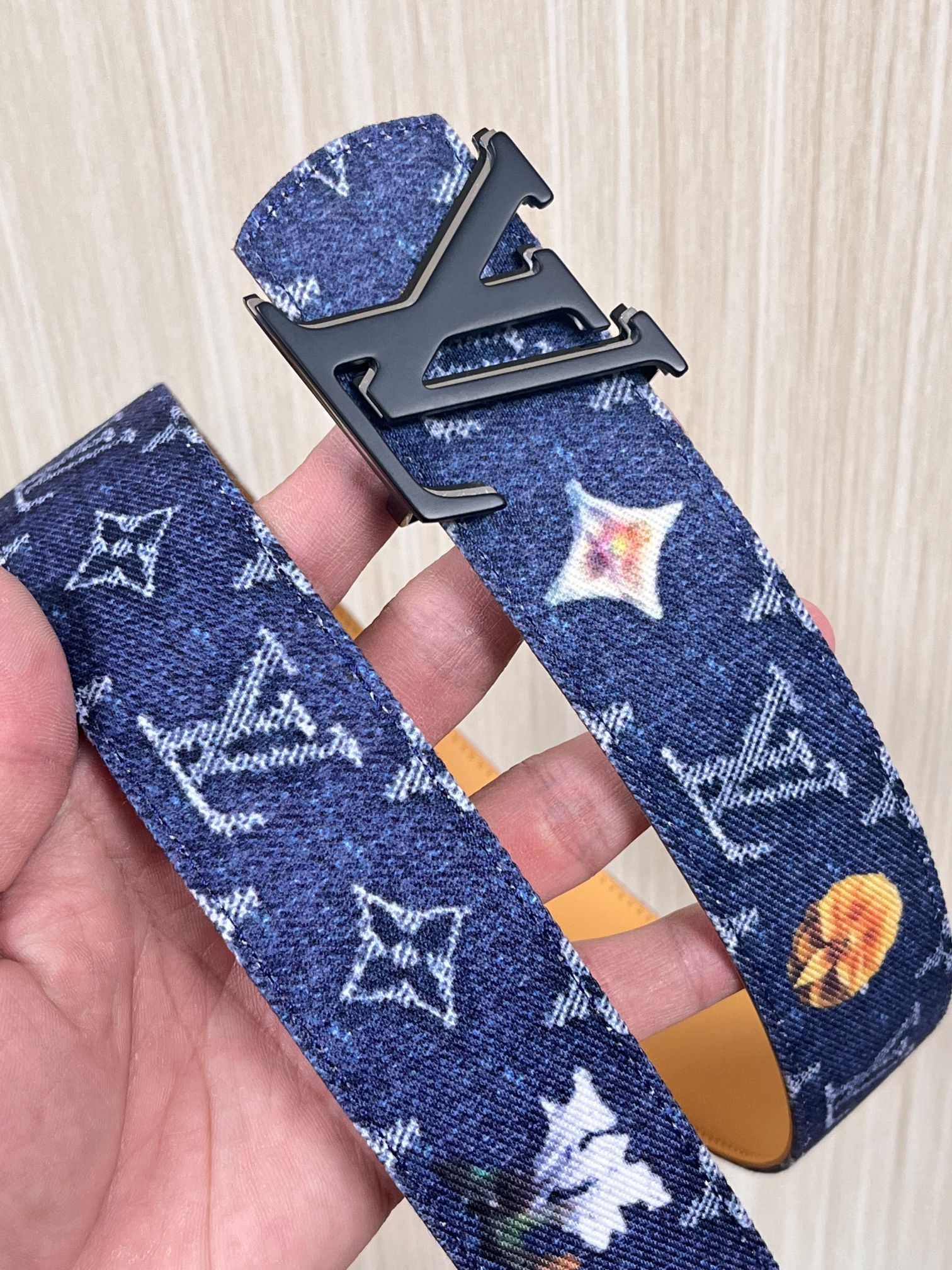 当季新款，正面：牛仔布材质，印有LV经典Monogram老花图案，并点缀彩色花卉印花，复古感拉满- 反面