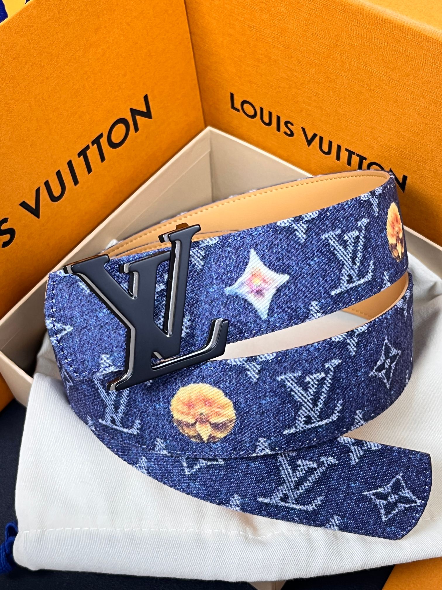 当季新款，正面：牛仔布材质，印有LV经典Monogram老花图案，并点缀彩色花卉印花，复古感拉满- 反面