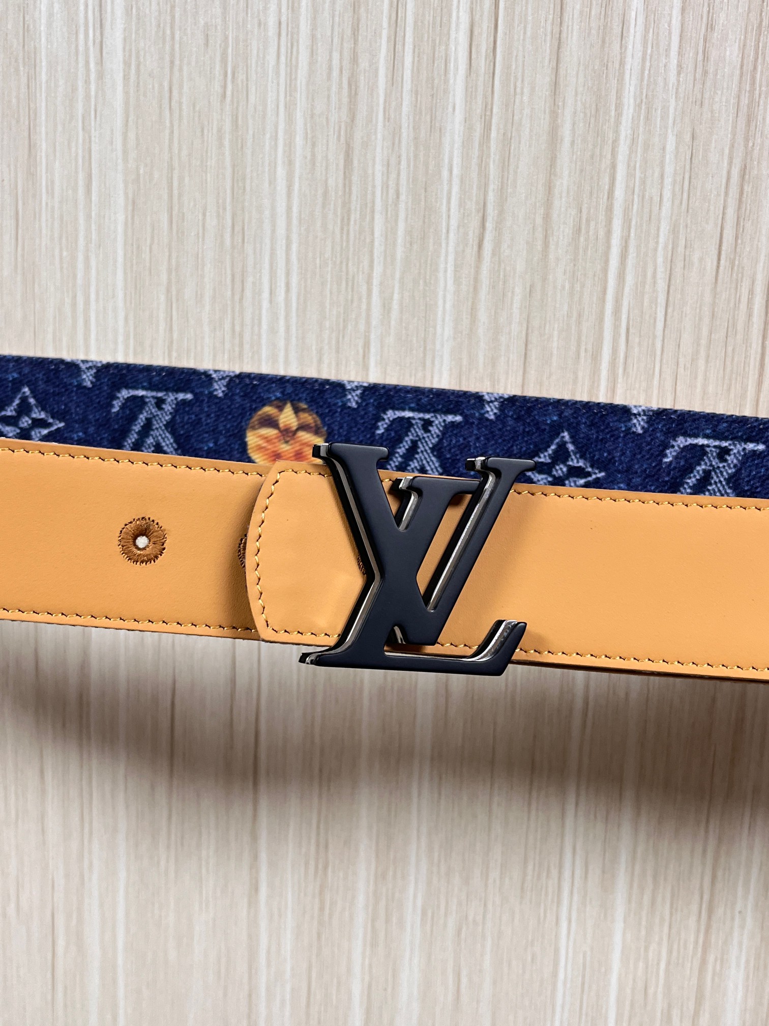 当季新款，正面：牛仔布材质，印有LV经典Monogram老花图案，并点缀彩色花卉印花，复古感拉满- 反面