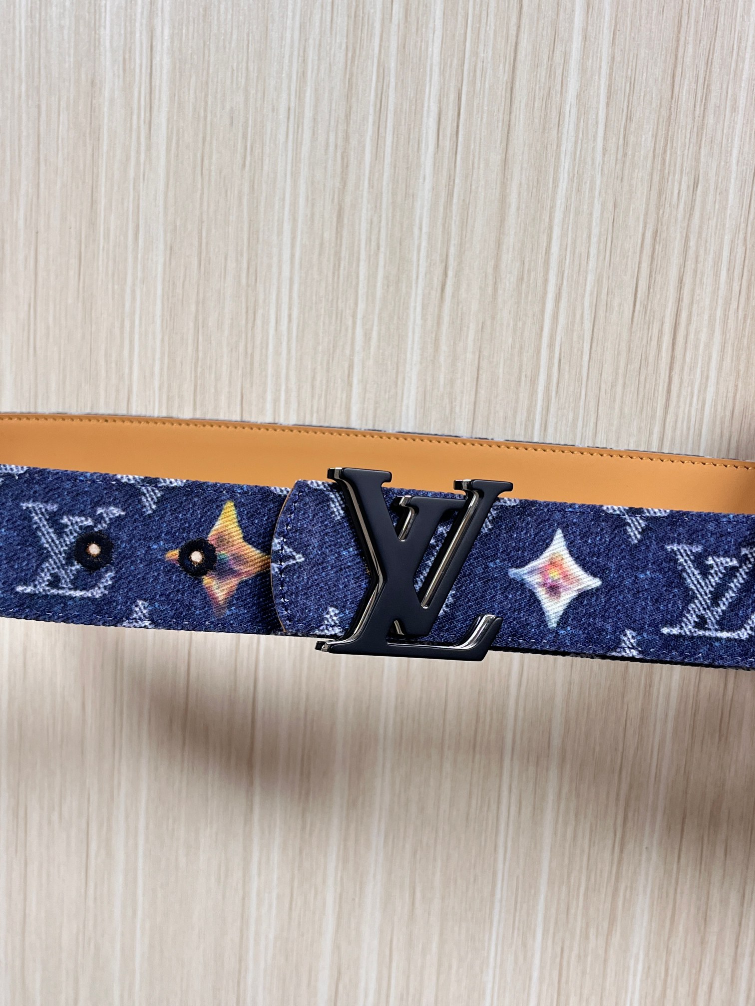 当季新款，正面：牛仔布材质，印有LV经典Monogram老花图案，并点缀彩色花卉印花，复古感拉满- 反面