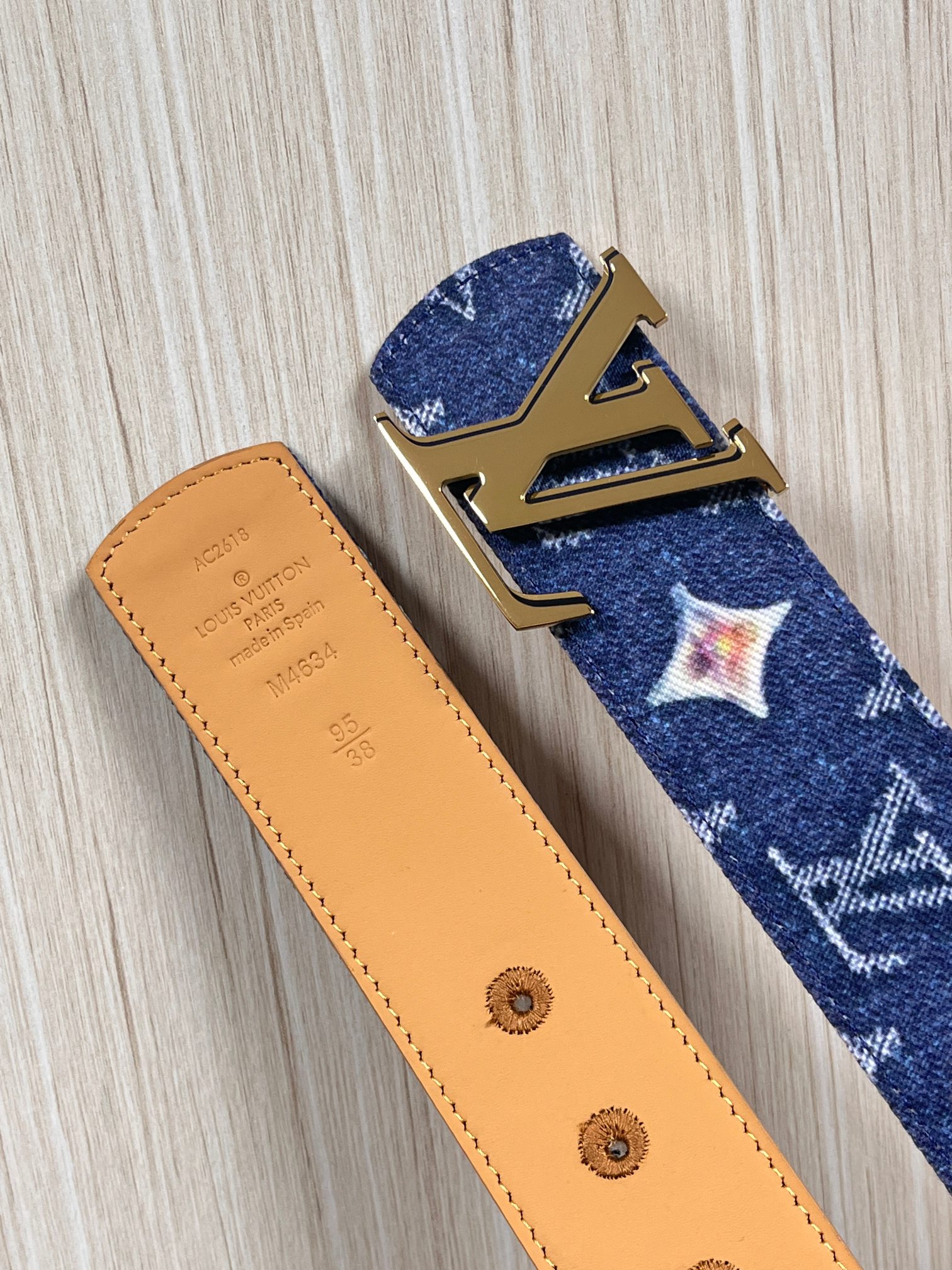 当季新款，正面：牛仔布材质，印有LV经典Monogram老花图案，并点缀彩色花卉印花，复古感拉满- 反面