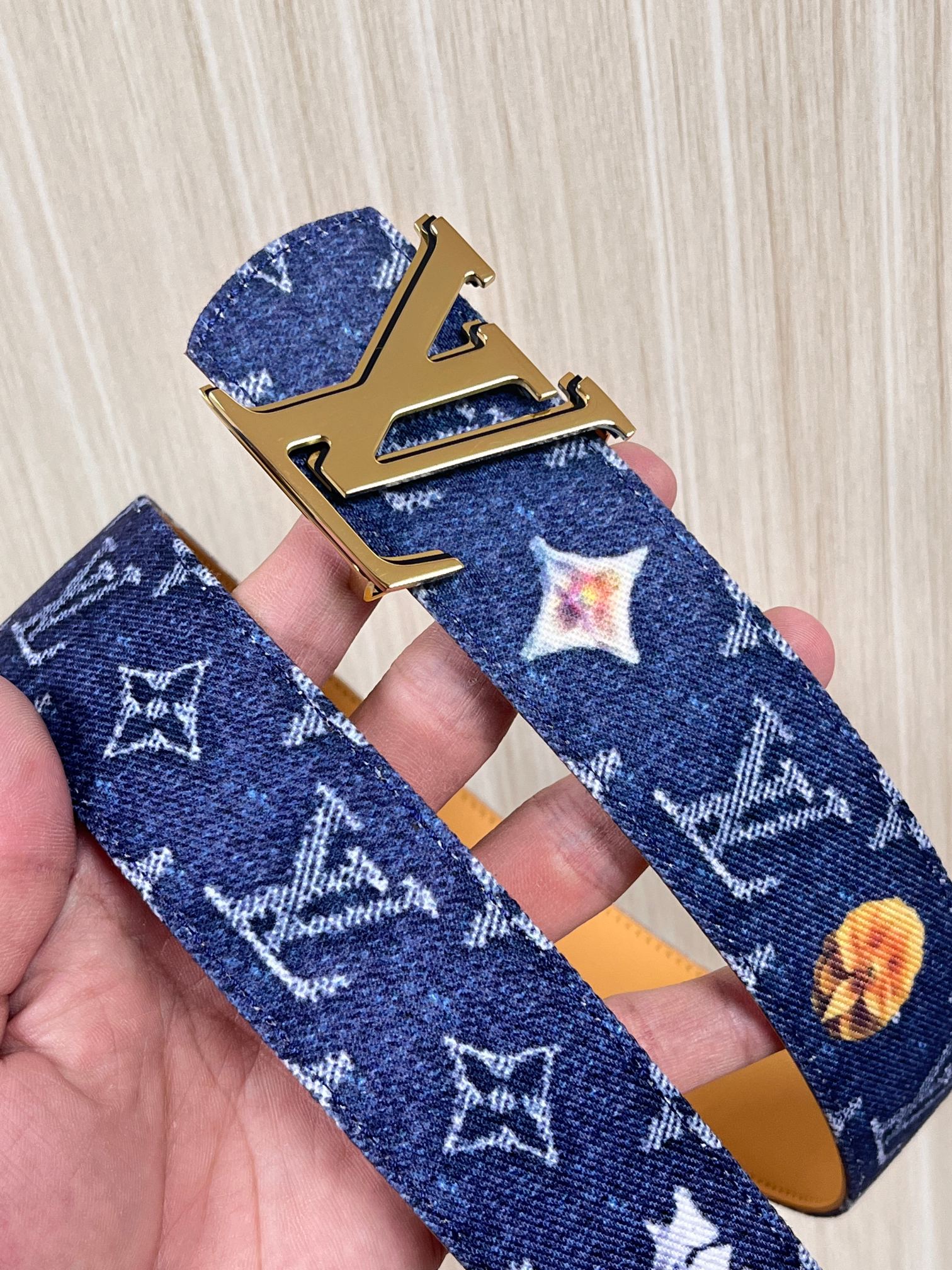 当季新款，正面：牛仔布材质，印有LV经典Monogram老花图案，并点缀彩色花卉印花，复古感拉满- 反面