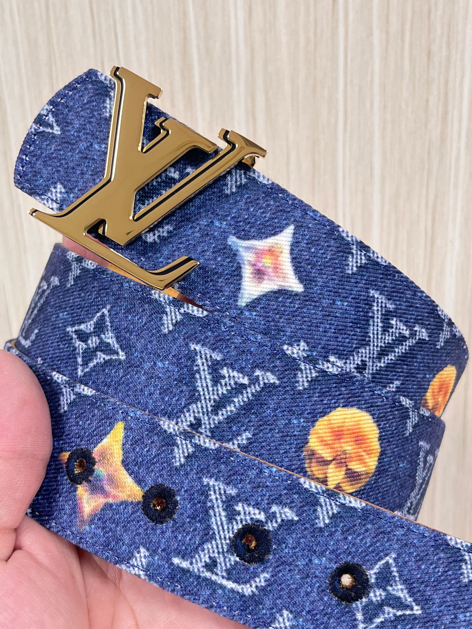 当季新款，正面：牛仔布材质，印有LV经典Monogram老花图案，并点缀彩色花卉印花，复古感拉满- 反面