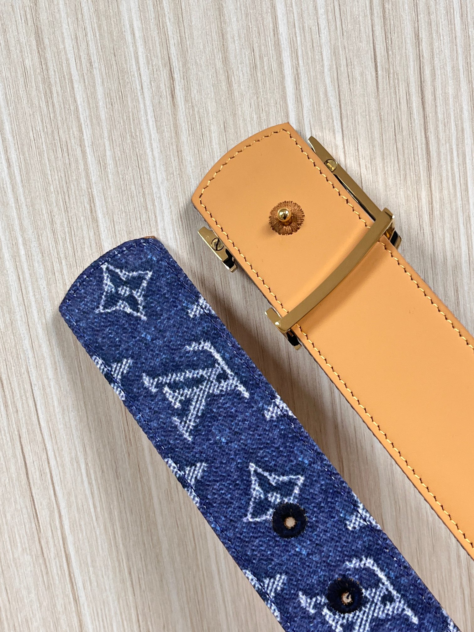 当季新款，正面：牛仔布材质，印有LV经典Monogram老花图案，并点缀彩色花卉印花，复古感拉满- 反面