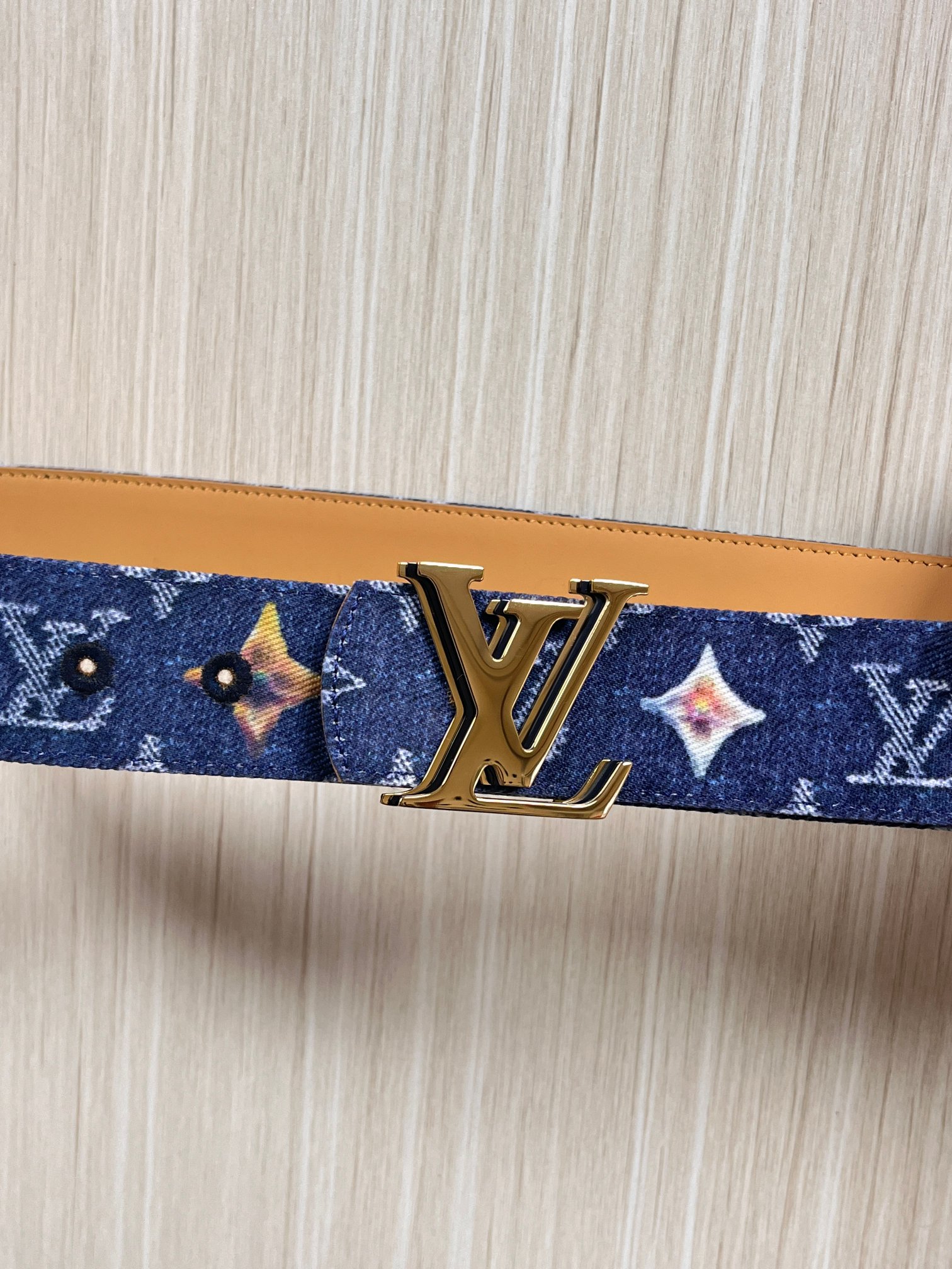 当季新款，正面：牛仔布材质，印有LV经典Monogram老花图案，并点缀彩色花卉印花，复古感拉满- 反面