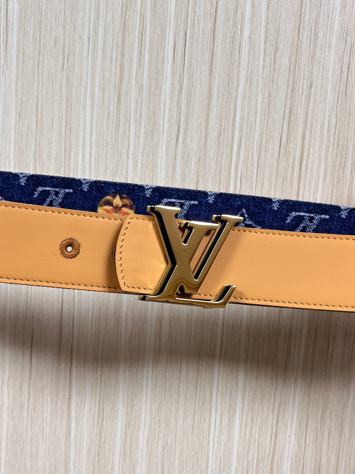 当季新款，正面：牛仔布材质，印有LV经典Monogram老花图案，并点缀彩色花卉印花，复古感拉满- 反面