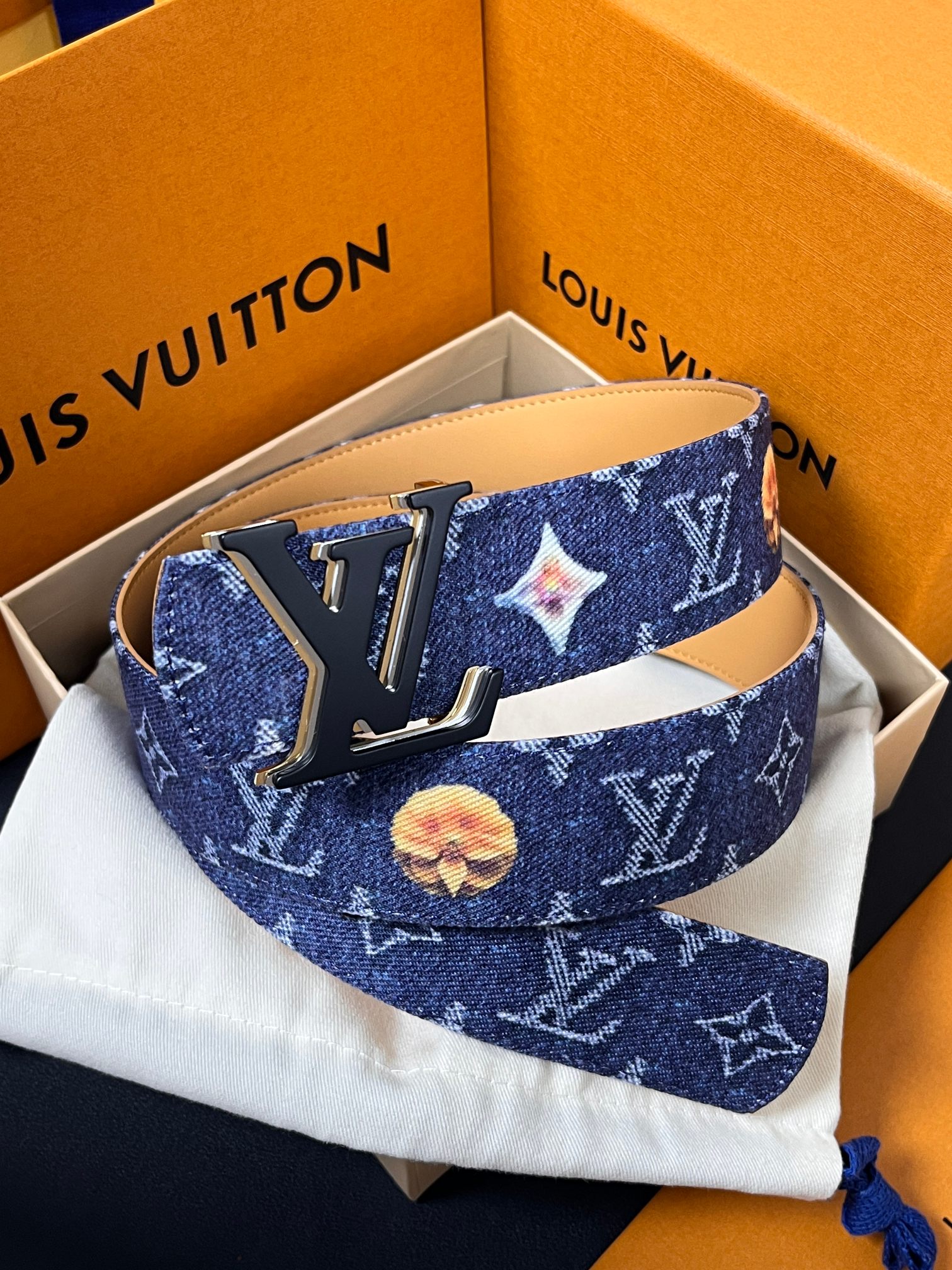 当季新款，正面：牛仔布材质，印有LV经典Monogram老花图案，并点缀彩色花卉印花，复古感拉满- 反面