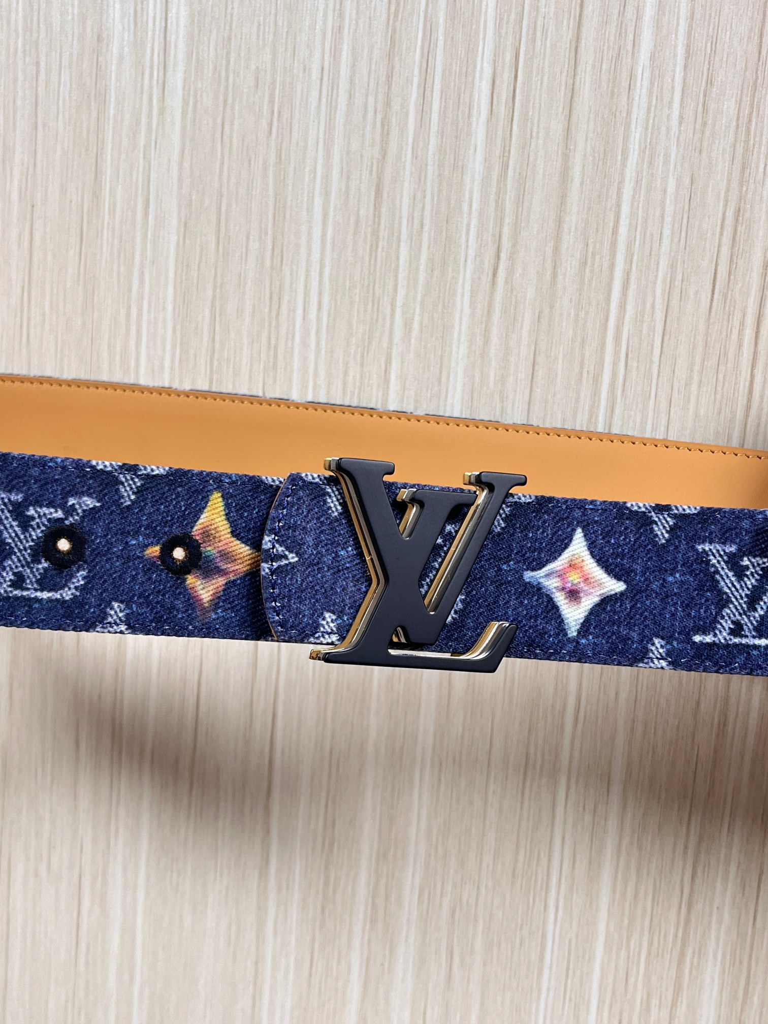 当季新款，正面：牛仔布材质，印有LV经典Monogram老花图案，并点缀彩色花卉印花，复古感拉满- 反面