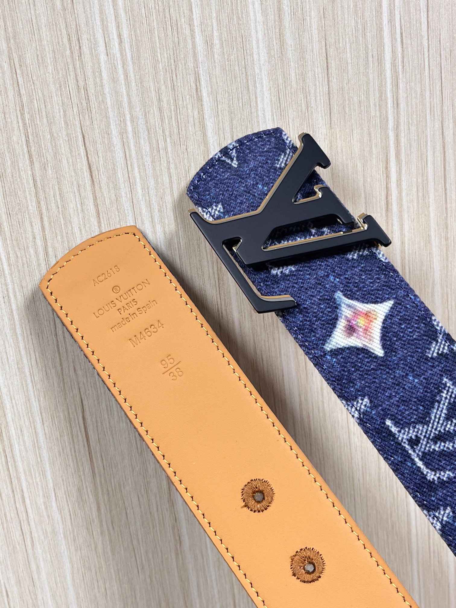 当季新款，正面：牛仔布材质，印有LV经典Monogram老花图案，并点缀彩色花卉印花，复古感拉满- 反面