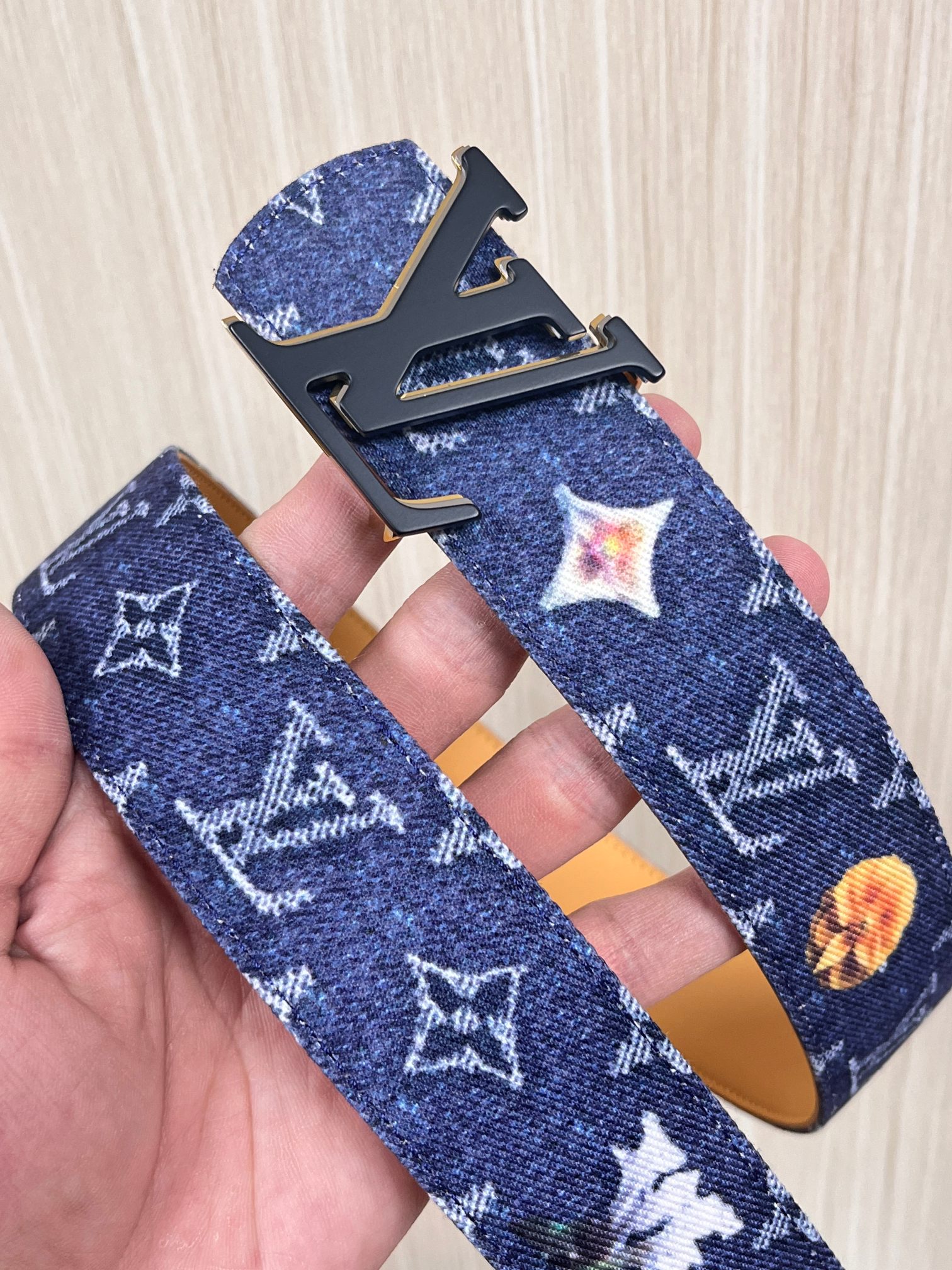 当季新款，正面：牛仔布材质，印有LV经典Monogram老花图案，并点缀彩色花卉印花，复古感拉满- 反面