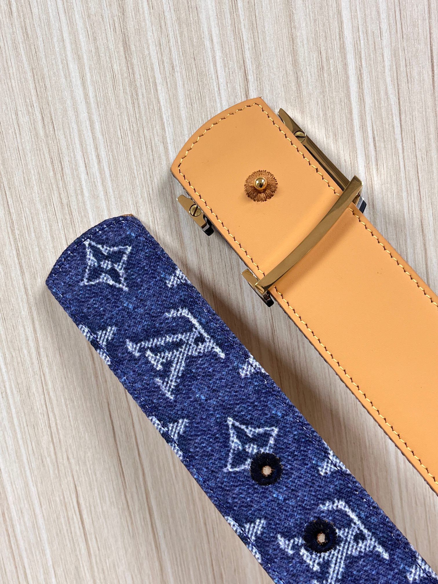 当季新款，正面：牛仔布材质，印有LV经典Monogram老花图案，并点缀彩色花卉印花，复古感拉满- 反面