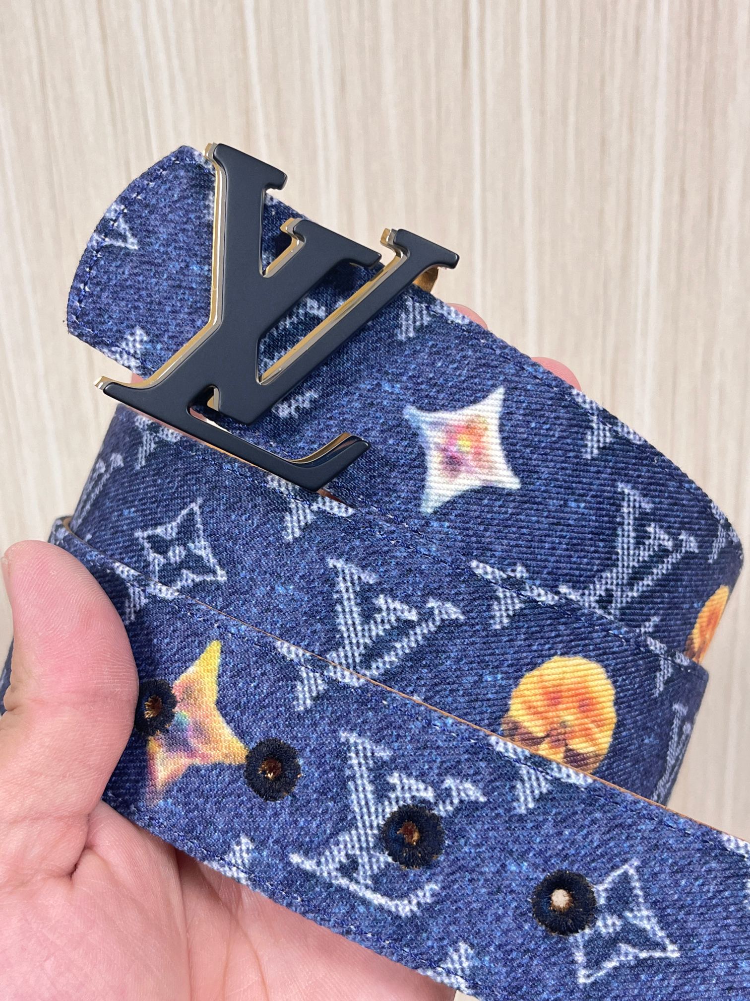 当季新款，正面：牛仔布材质，印有LV经典Monogram老花图案，并点缀彩色花卉印花，复古感拉满- 反面