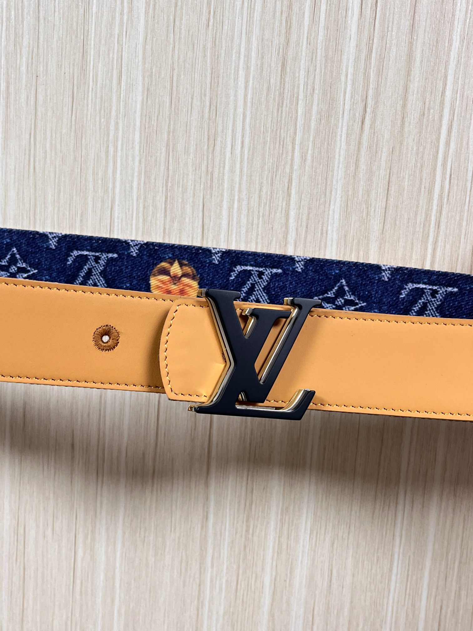 当季新款，正面：牛仔布材质，印有LV经典Monogram老花图案，并点缀彩色花卉印花，复古感拉满- 反面