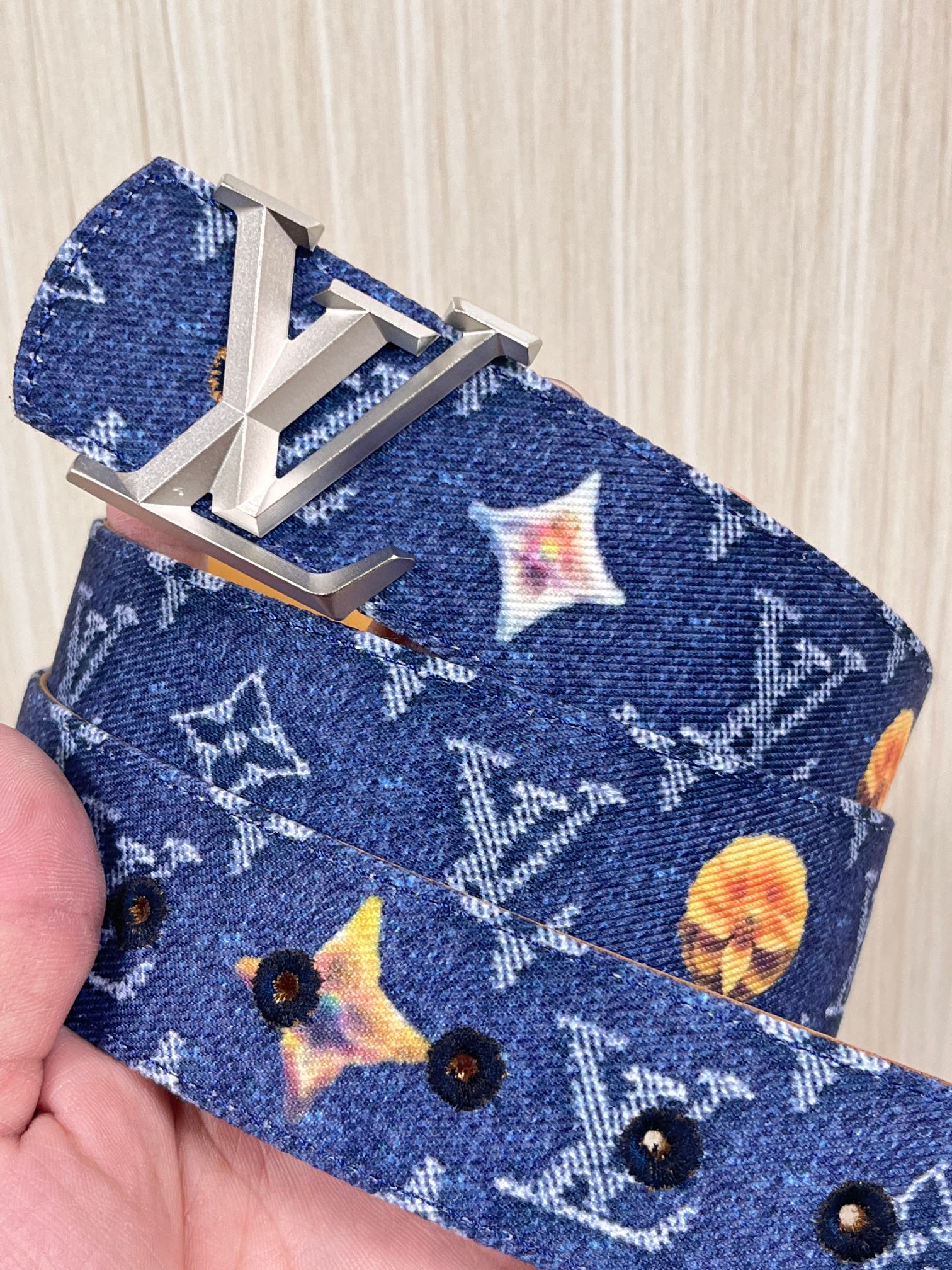 当季新款，正面：牛仔布材质，印有LV经典Monogram老花图案，并点缀彩色花卉印花，复古感拉满- 反面