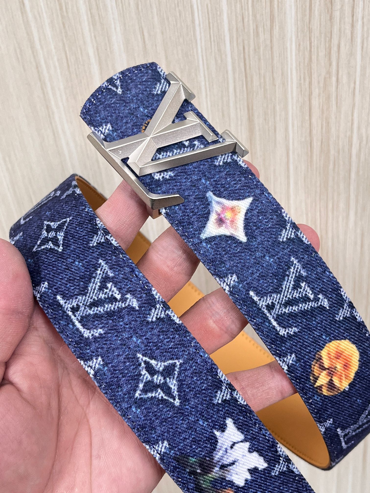 当季新款，正面：牛仔布材质，印有LV经典Monogram老花图案，并点缀彩色花卉印花，复古感拉满- 反面