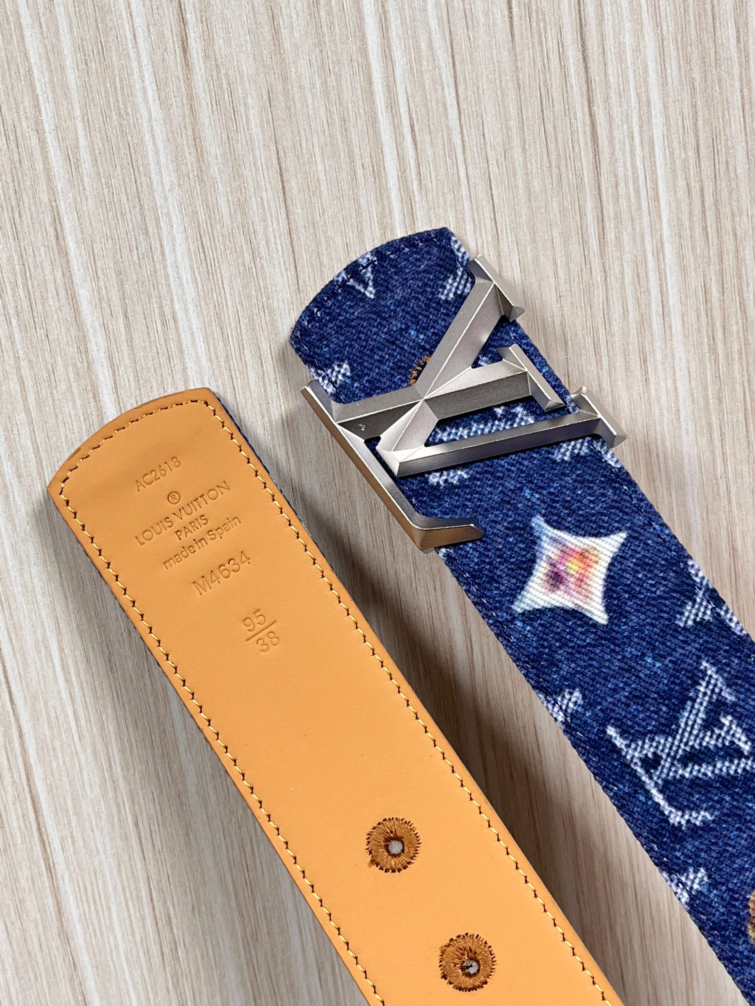 当季新款，正面：牛仔布材质，印有LV经典Monogram老花图案，并点缀彩色花卉印花，复古感拉满- 反面