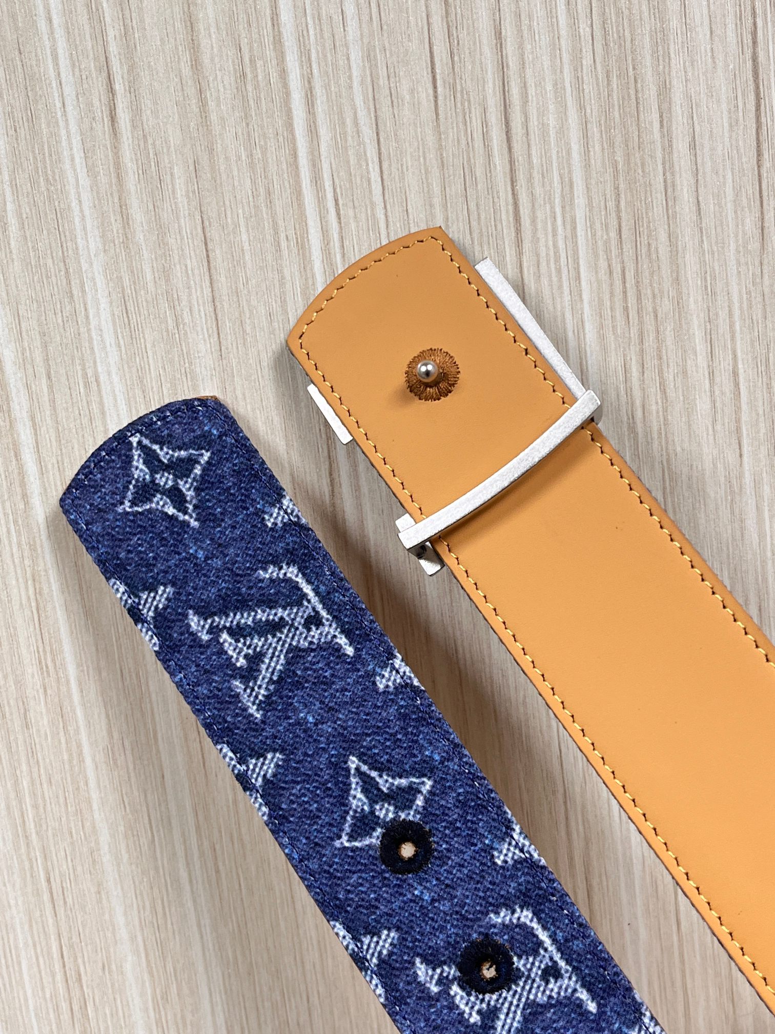 当季新款，正面：牛仔布材质，印有LV经典Monogram老花图案，并点缀彩色花卉印花，复古感拉满- 反面